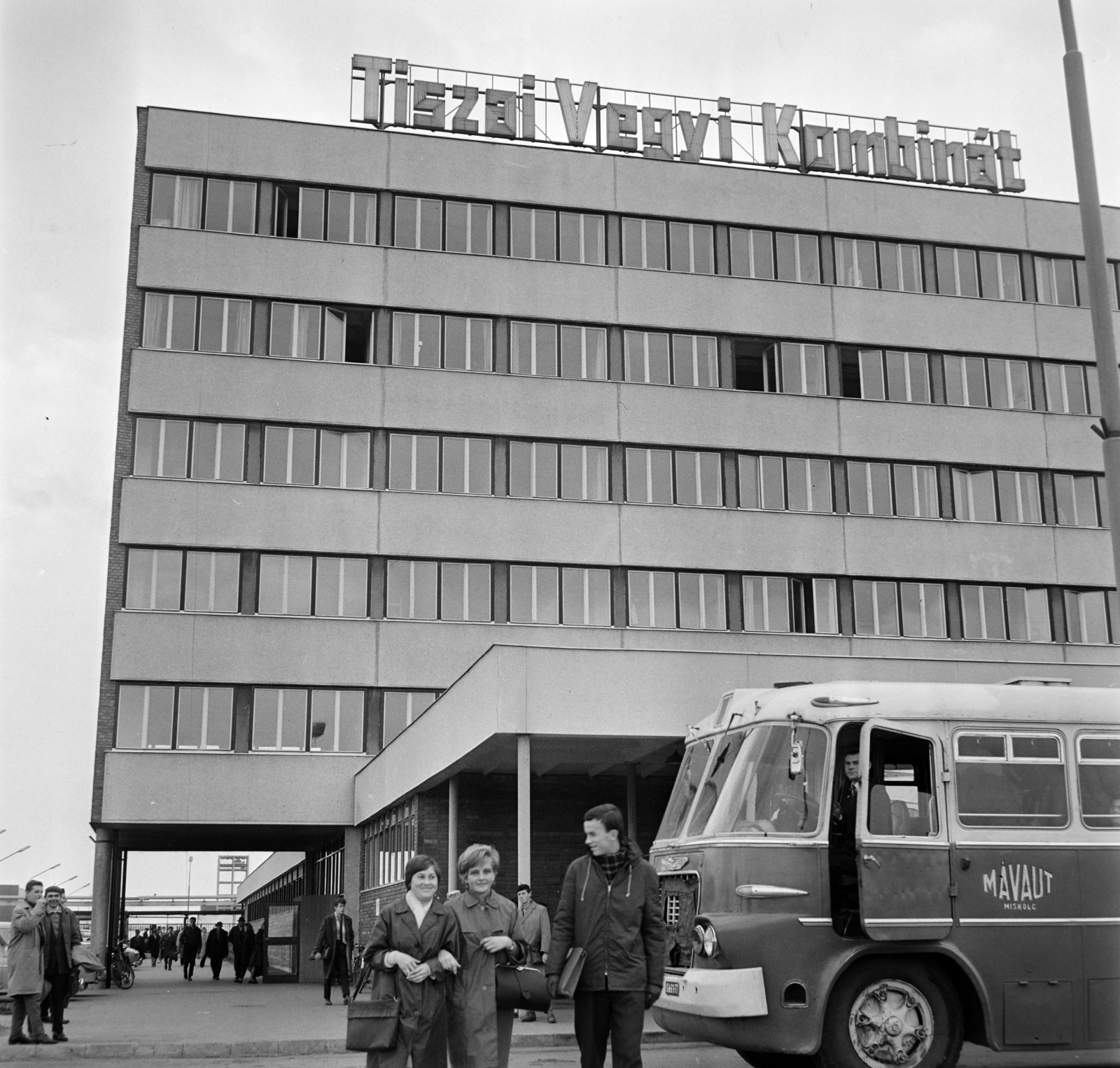 Hungary, Tiszaújváros, (Tiszaszederkény), Vegyészek útja 1., a Tiszai Vegyi Kombinát központi épülete., 1965, Bojár Sándor, bus, MÁVAUT-organisation, Fortepan #178292