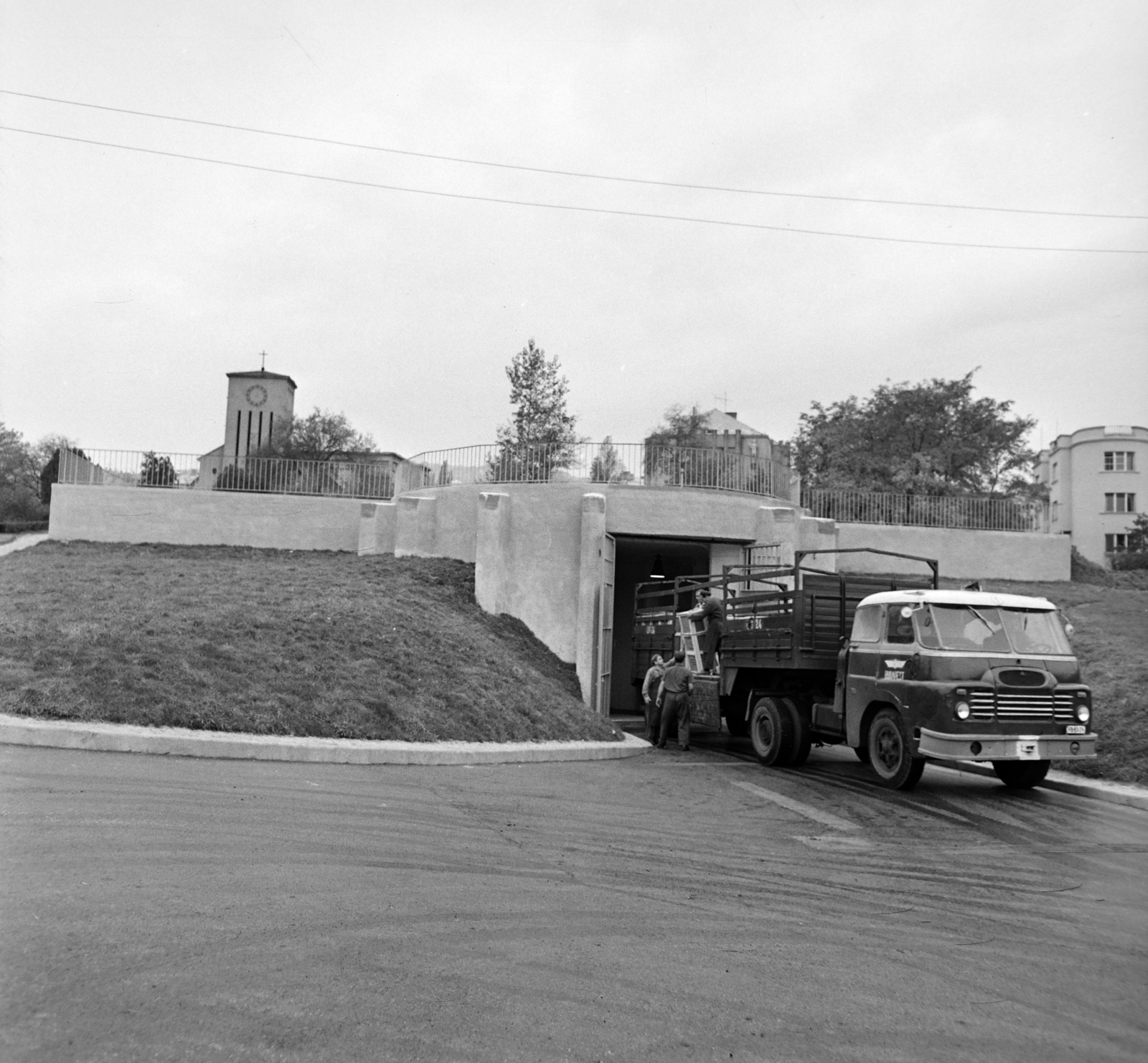 Hungary, Budapest XII., Apor Vilmos (Lékai János) tér, a megkezdett nagytemplom altemploma raktárnak átalakítva. Háttérben a Felső-krisztinavárosi Keresztelő Szent János-templom., 1968, Bojár Sándor, Budapest, Fortepan #178293