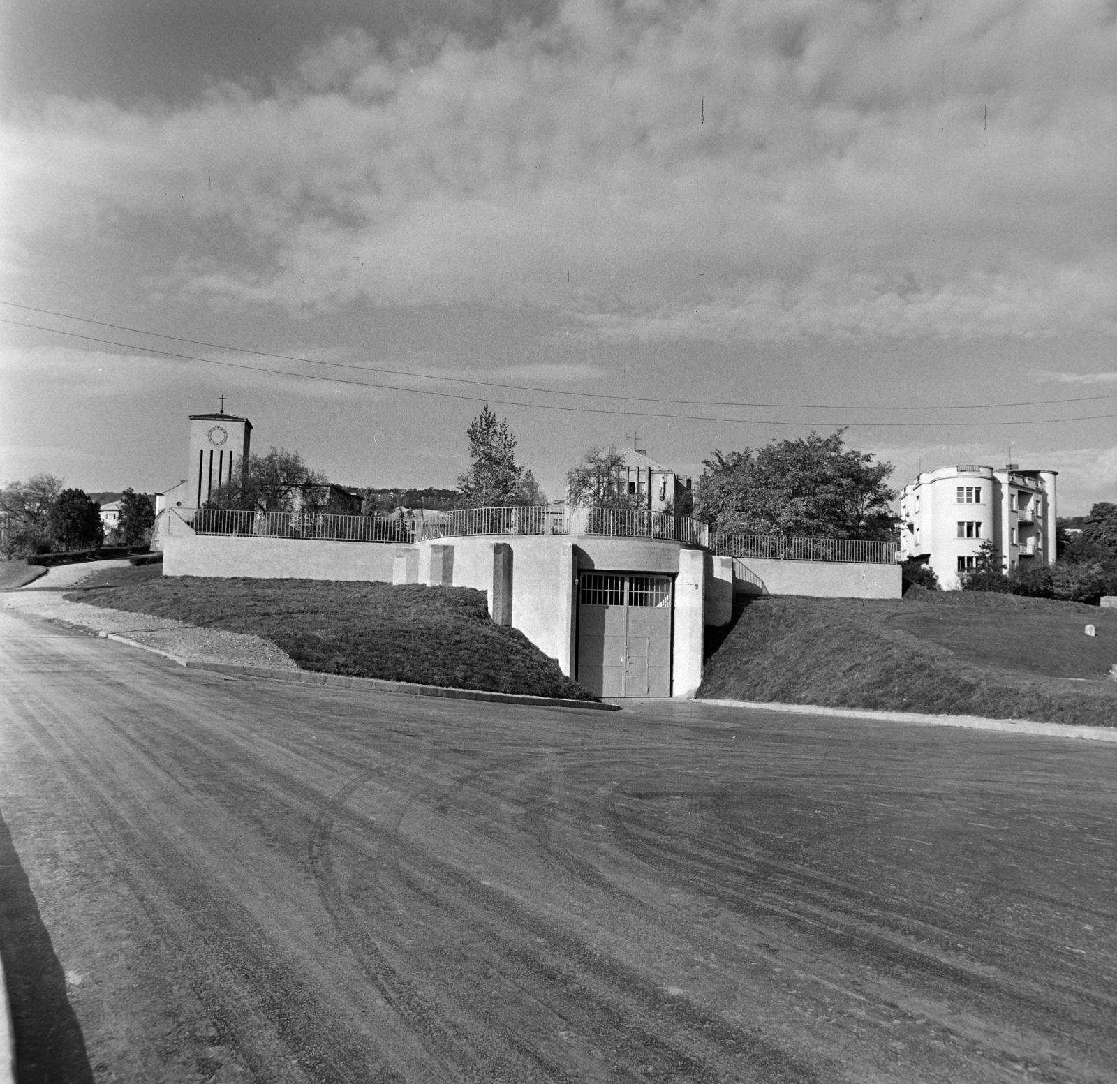 Hungary, Budapest XII., Apor Vilmos (Lékai János) tér, a megkezdett nagytemplom altemploma raktárnak átalakítva. Háttérben a Felső-krisztinavárosi Keresztelő Szent János-templom., 1968, Bojár Sándor, Budapest, Fortepan #178294