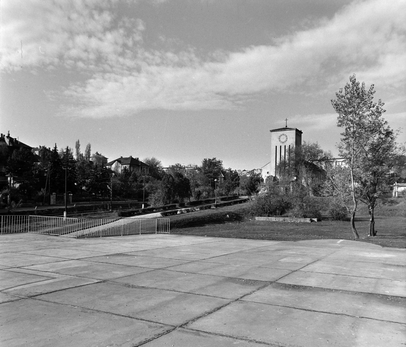 Hungary, Budapest XII., Apor Vilmos (Lékai János) tér, a megkezdett nagytemplom altemplomának födémszerkezete. Háttérben a Felső-krisztinavárosi Keresztelő Szent János-templom., 1968, Bojár Sándor, Budapest, Fortepan #178295