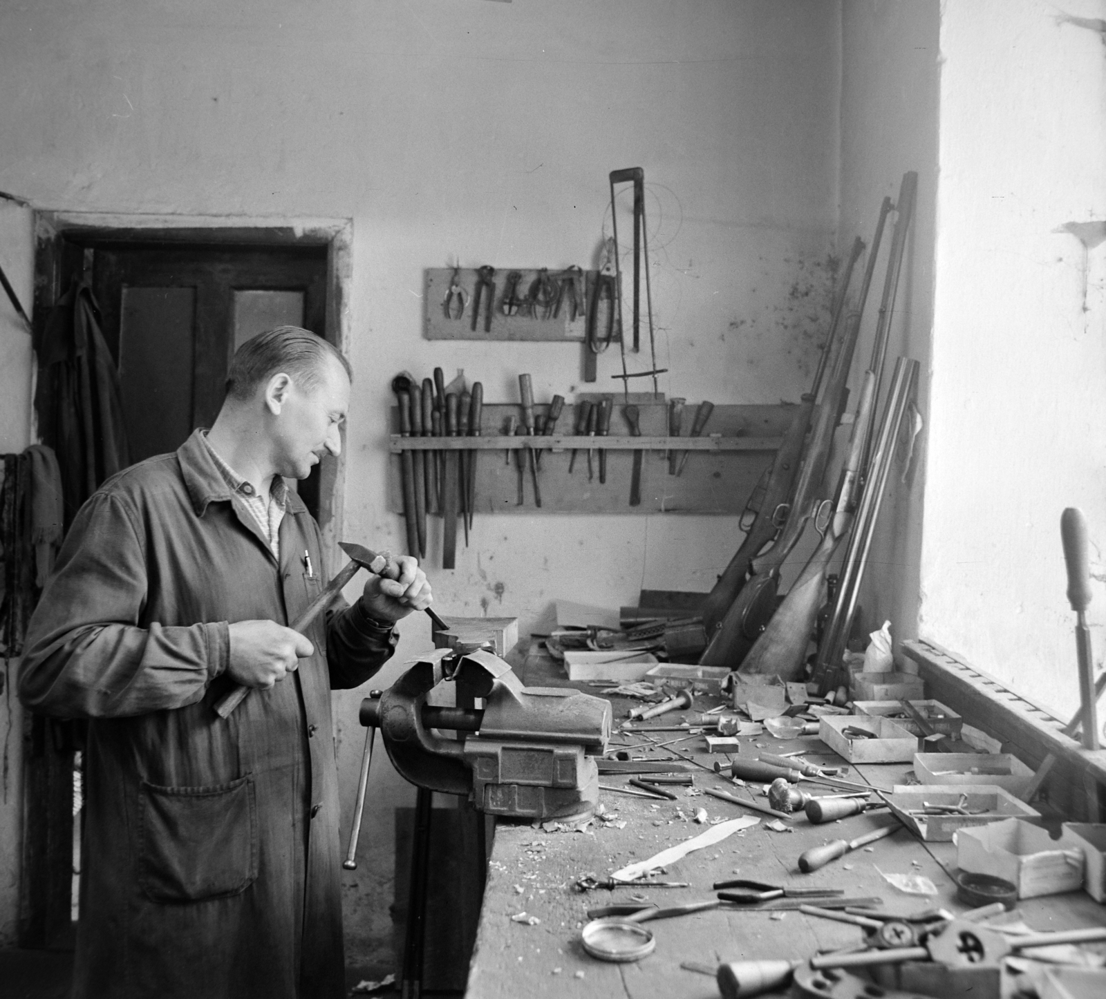 Magyarország, Körmend, Horváth József fegyvermester a műhelyében., 1966, Bojár Sándor, Fortepan #178296