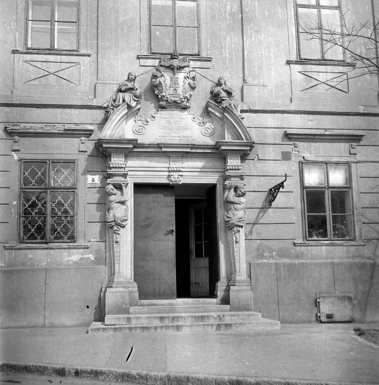 Hungary, Pécs, Papnövelde utca 5., eredetileg Vármegyeháza, majd Járási Tanács, ma Modern Magyar Képtár., 1954, Kotnyek Antal, gate, Baroque-style, Fortepan #17830