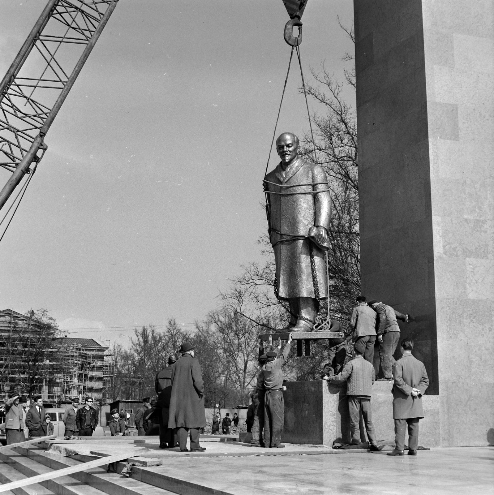 Magyarország, Budapest XIV., Ötvenhatosok tere (Felvonulási tér), Pátzay Pál Lenin szobrának felállítása., 1965, Bojár Sándor, Lenin-ábrázolás, Budapest, Fortepan #178301