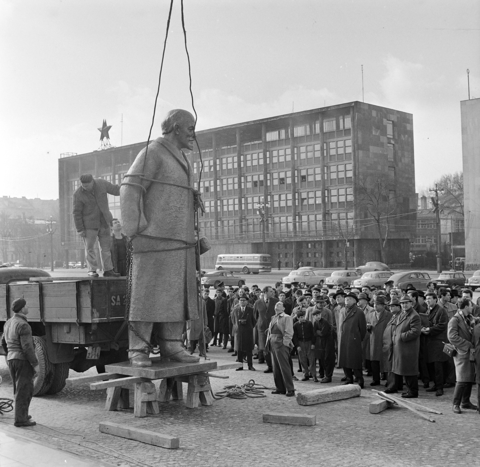 Hungary, Budapest XIV., Ötvenhatosok tere (Felvonulási tér), Pátzay Pál Lenin szobrának felállítása., 1965, Bojár Sándor, Budapest, Fortepan #178302