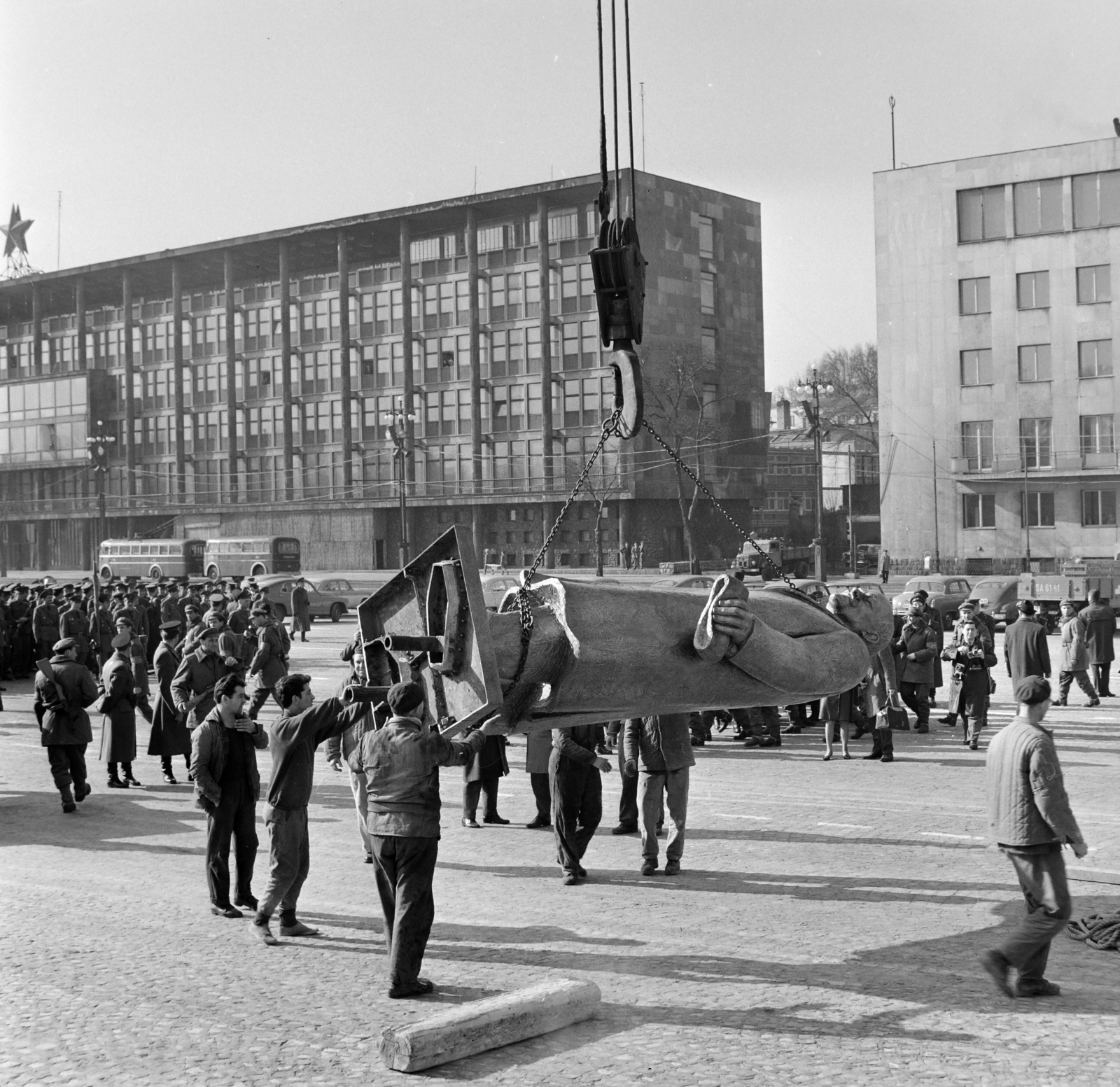 Hungary, Budapest XIV., Ötvenhatosok tere (Felvonulási tér), Pátzay Pál Lenin szobrának felállítása., 1965, Bojár Sándor, Budapest, sculpture, Lenin-portrayal, Fortepan #178305