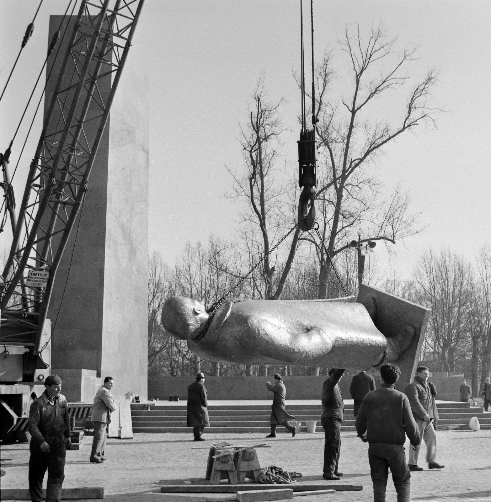 Hungary, Budapest XIV., Ötvenhatosok tere (Felvonulási tér), Pátzay Pál Lenin szobrának felállítása., 1965, Bojár Sándor, Budapest, Fortepan #178306