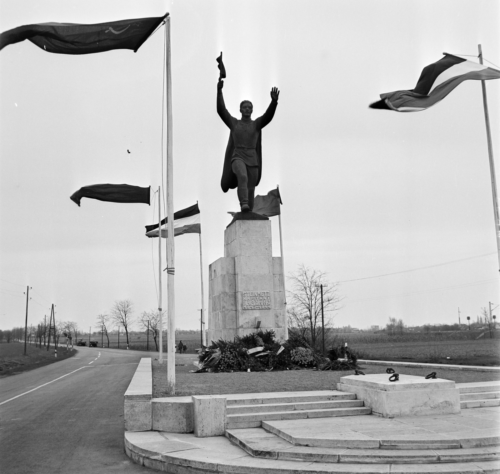 Magyarország, Vecsés, Fő út (4-es főút), Steinmetz kapitány szobra (Mikus Sándor, 1958.)., 1968, Bojár Sándor, Fortepan #178315