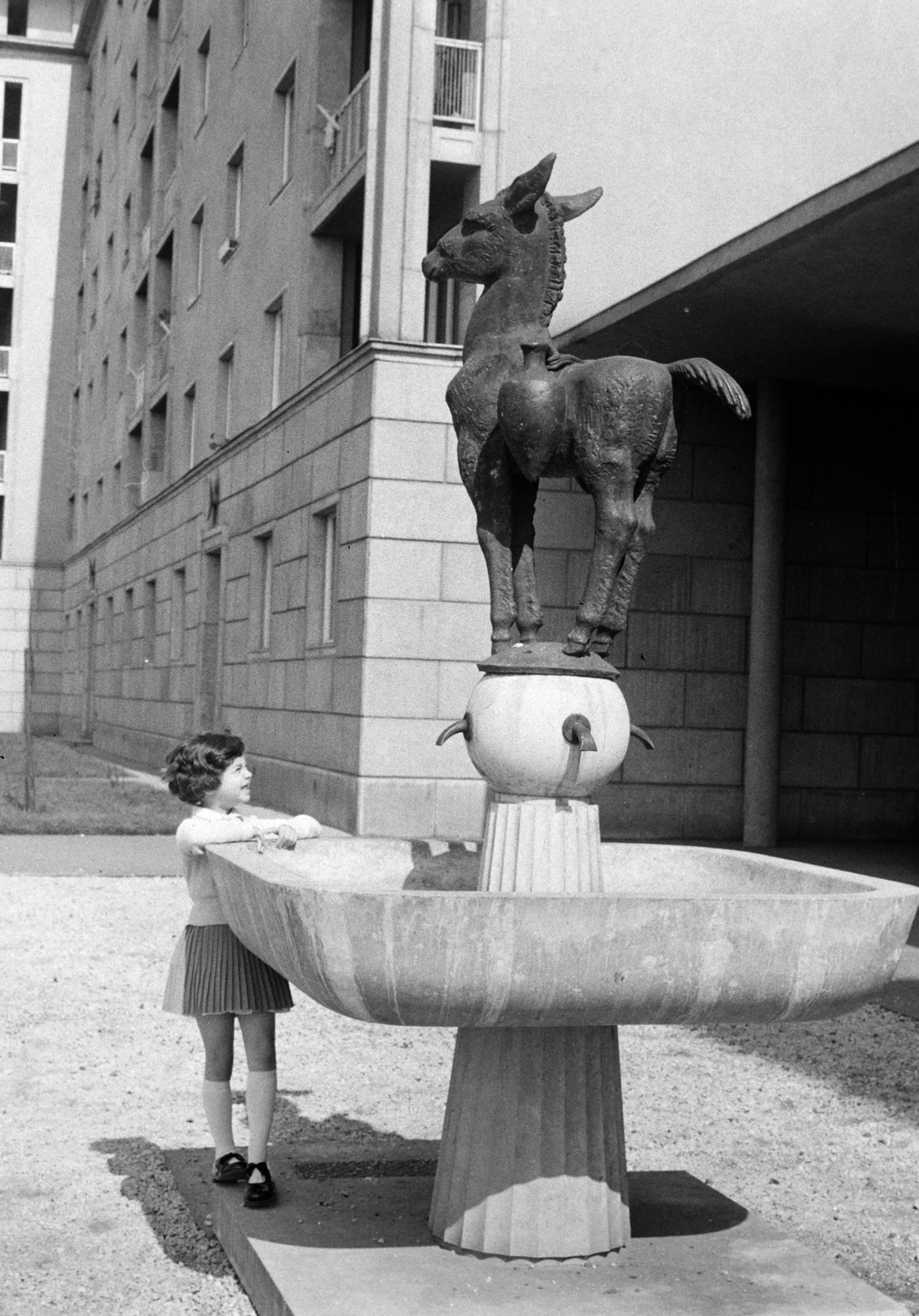 Hungary, Budapest X., Üllői út a 136. számú ház előtt. A Vízhordó csacsi (Csacsi korsókkal) című kútszobor alkotója Antal Károly (1959)., 1961, Bojár Sándor, sculpture, Budapest, Fortepan #178320