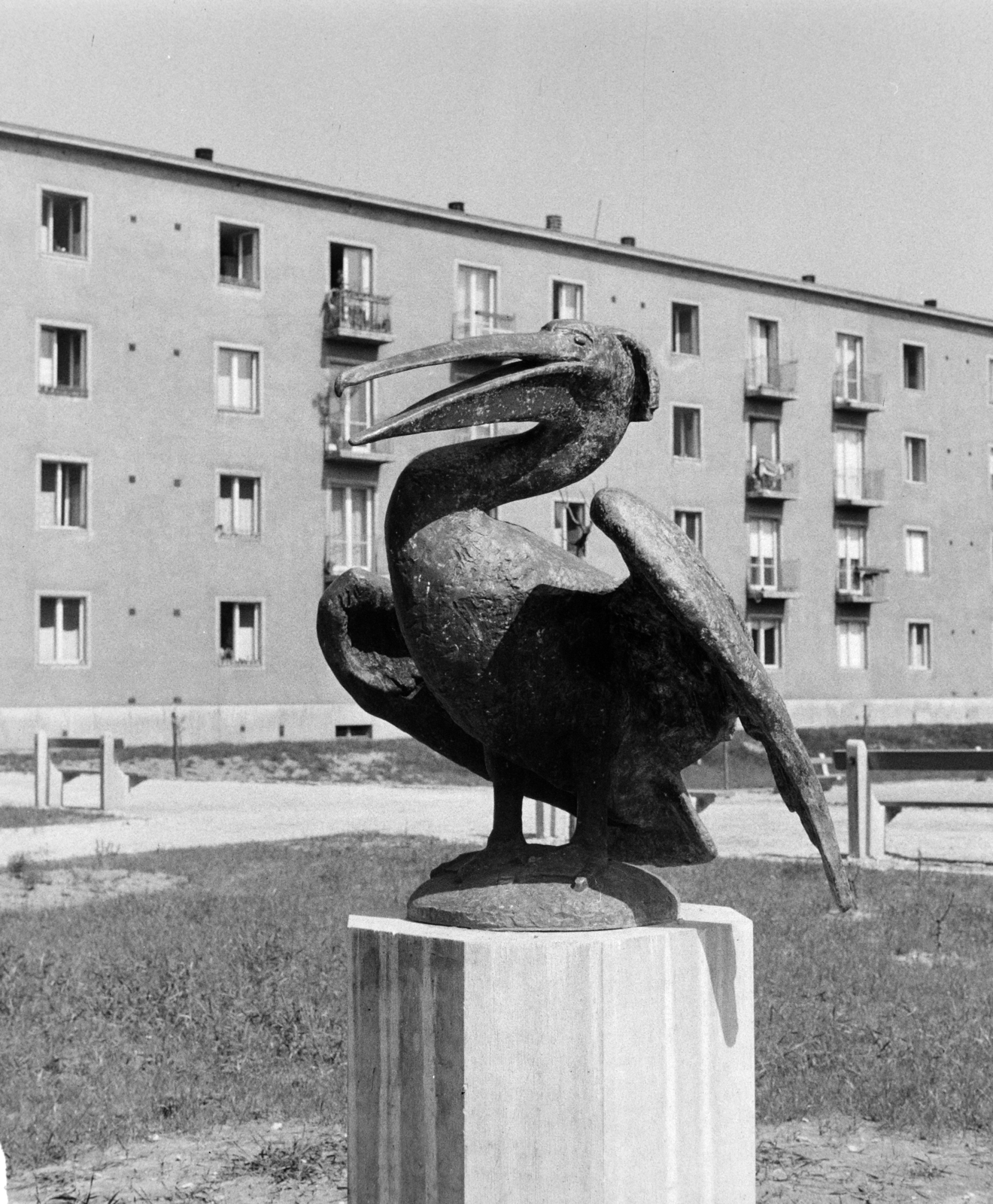 Magyarország, Budapest X., Szárnyas utca, Pelikánszobor (Várady Sándor, 1958.), háttérben a 14. számú ház., 1961, Bojár Sándor, Budapest, Fortepan #178321