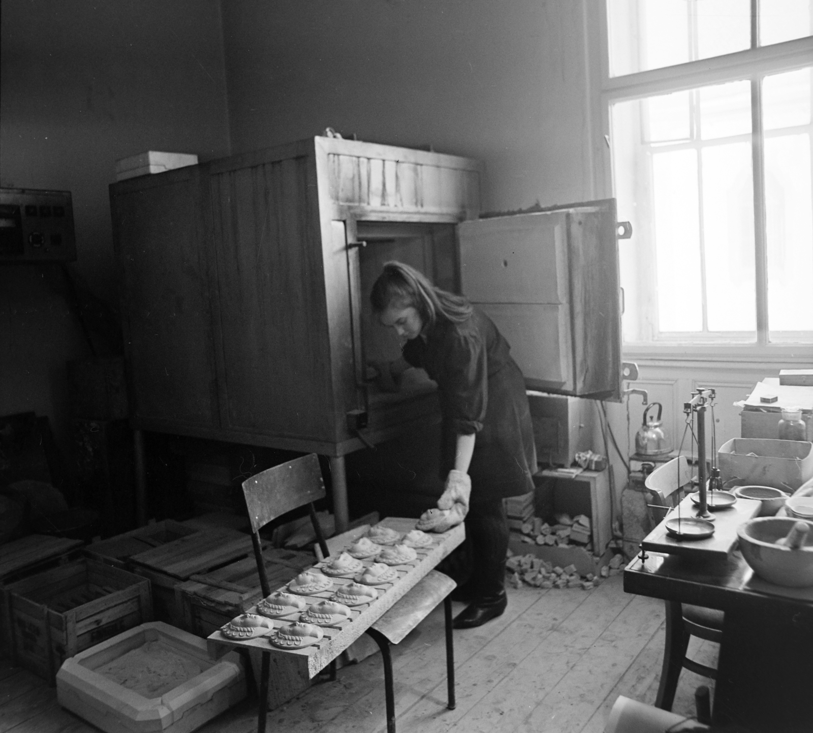 Hungary, Budapest IX., az Iparművészeti Múzeum műhelye, Lencsés Éva korlátozott számban készített, művészi értékű kályhacsempe másolatokat szed ki az égetőkemencéből., 1965, Bojár Sándor, Budapest, Fortepan #178324