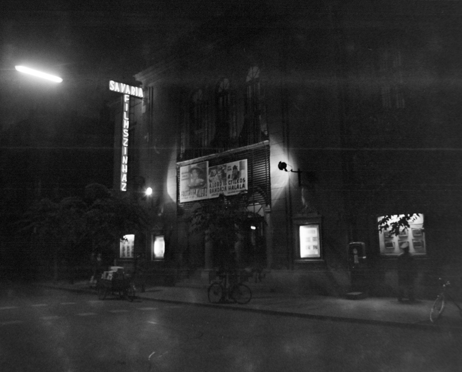 Hungary, Szombathely, Király (Bajcsy-Zsilinszky) utca, balra a Malom utca torkolata, szemben a Savaria Filmszínház., 1965, Bojár Sándor, neon sign, Fortepan #178339