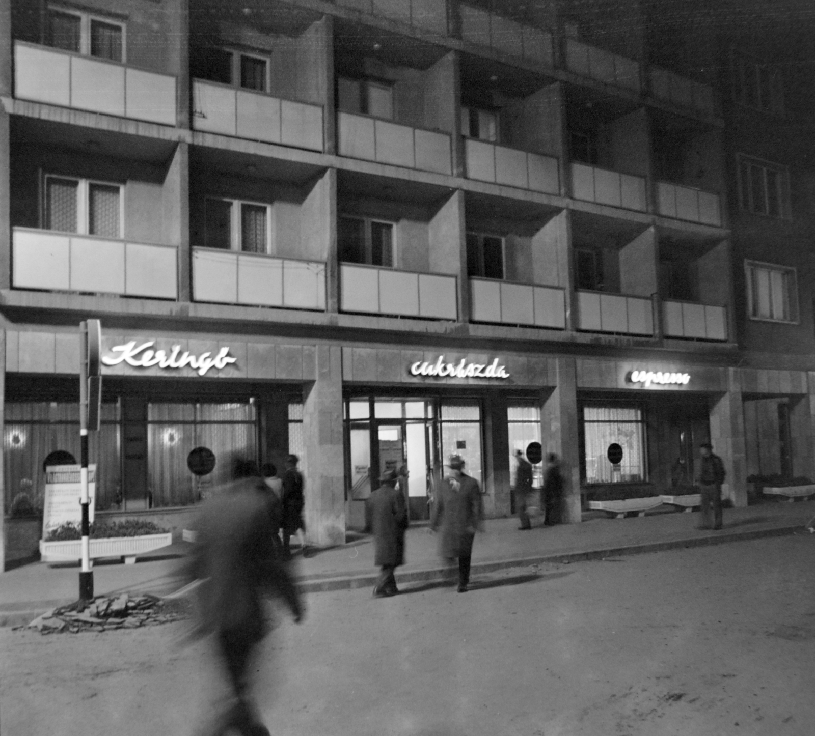 Magyarország, Szombathely, a Március 15. tér 1. számú ház a Petőfi Sándor utca sarkán., 1965, Bojár Sándor, neon felirat, Fortepan #178342