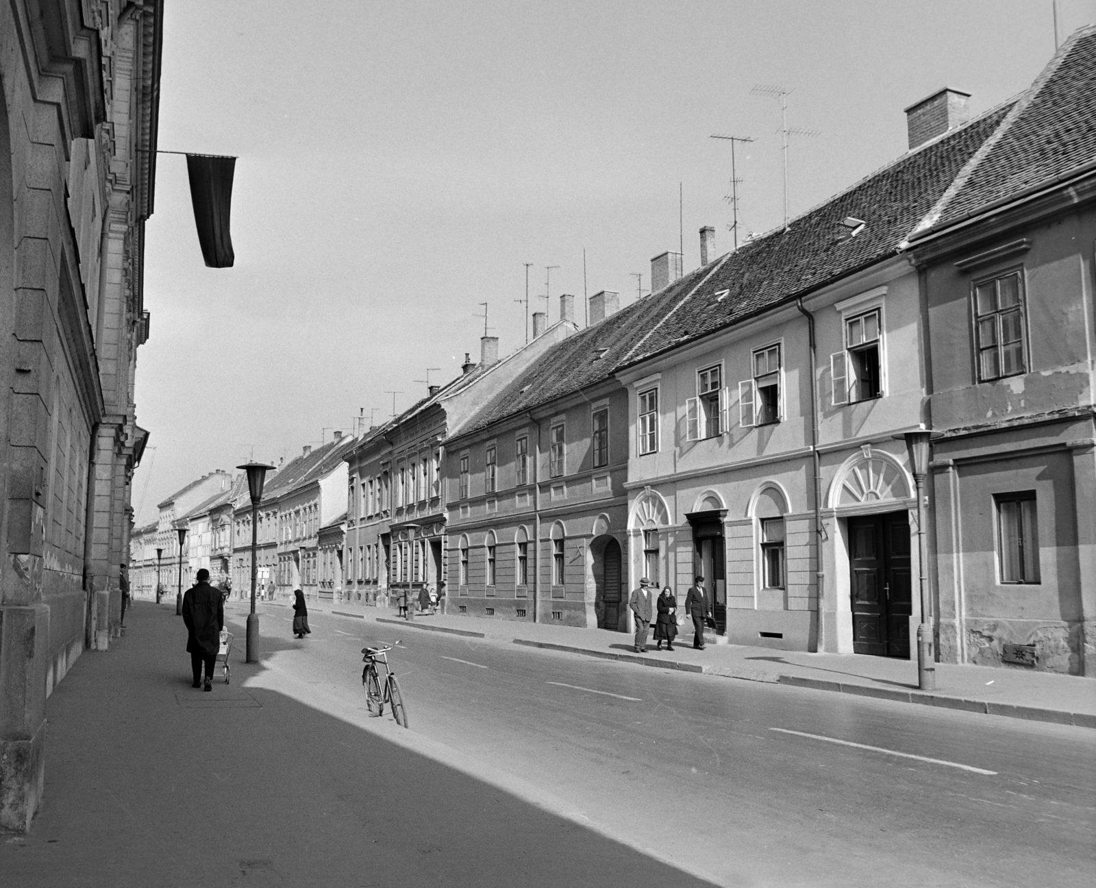 Hungary, Szombathely, Szily János (Alkotmány) utca Petőfi Sándor utca irányába nézve., 1965, Bojár Sándor, bicycle, Fortepan #178349