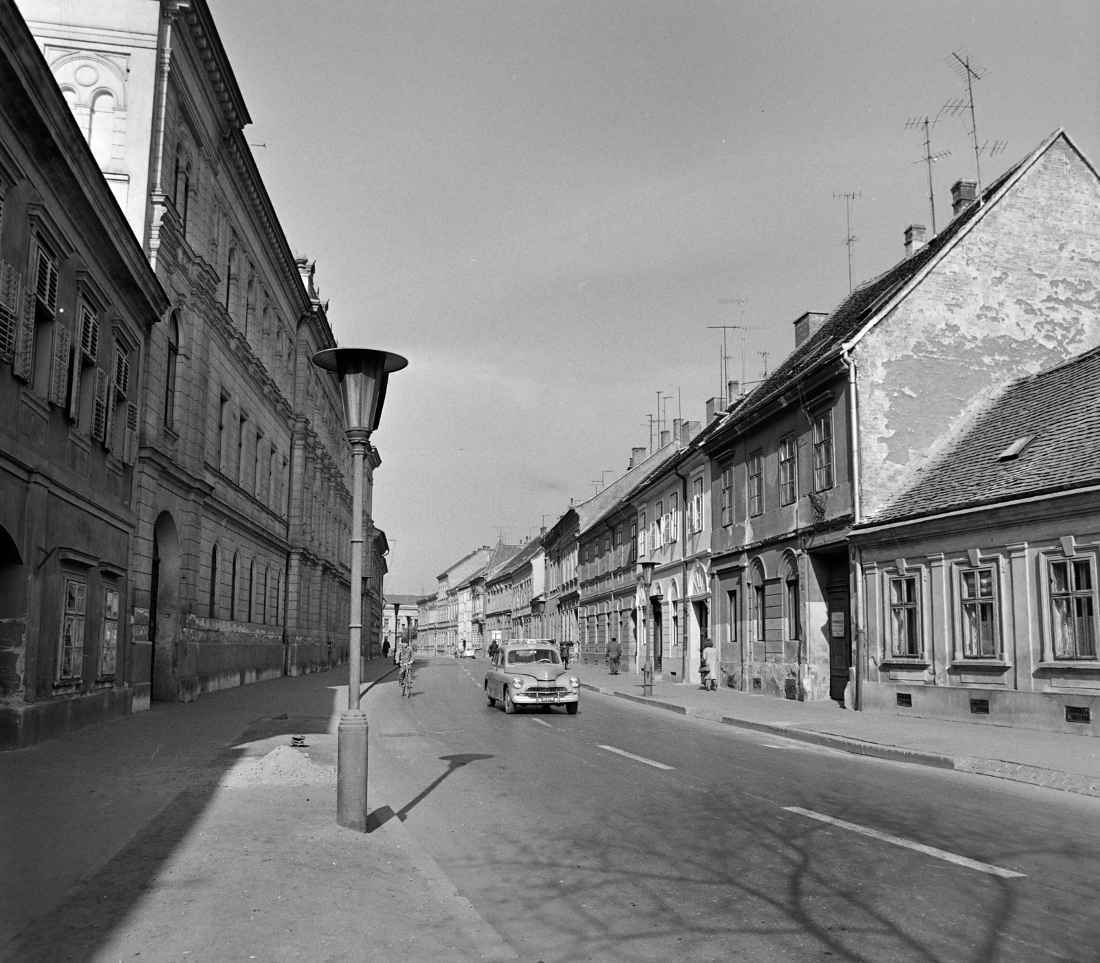 Magyarország, Szombathely, Szily János (Alkotmány) utca Petőfi Sándor utca felé nézve., 1965, Bojár Sándor, kerékpár, Fortepan #178350