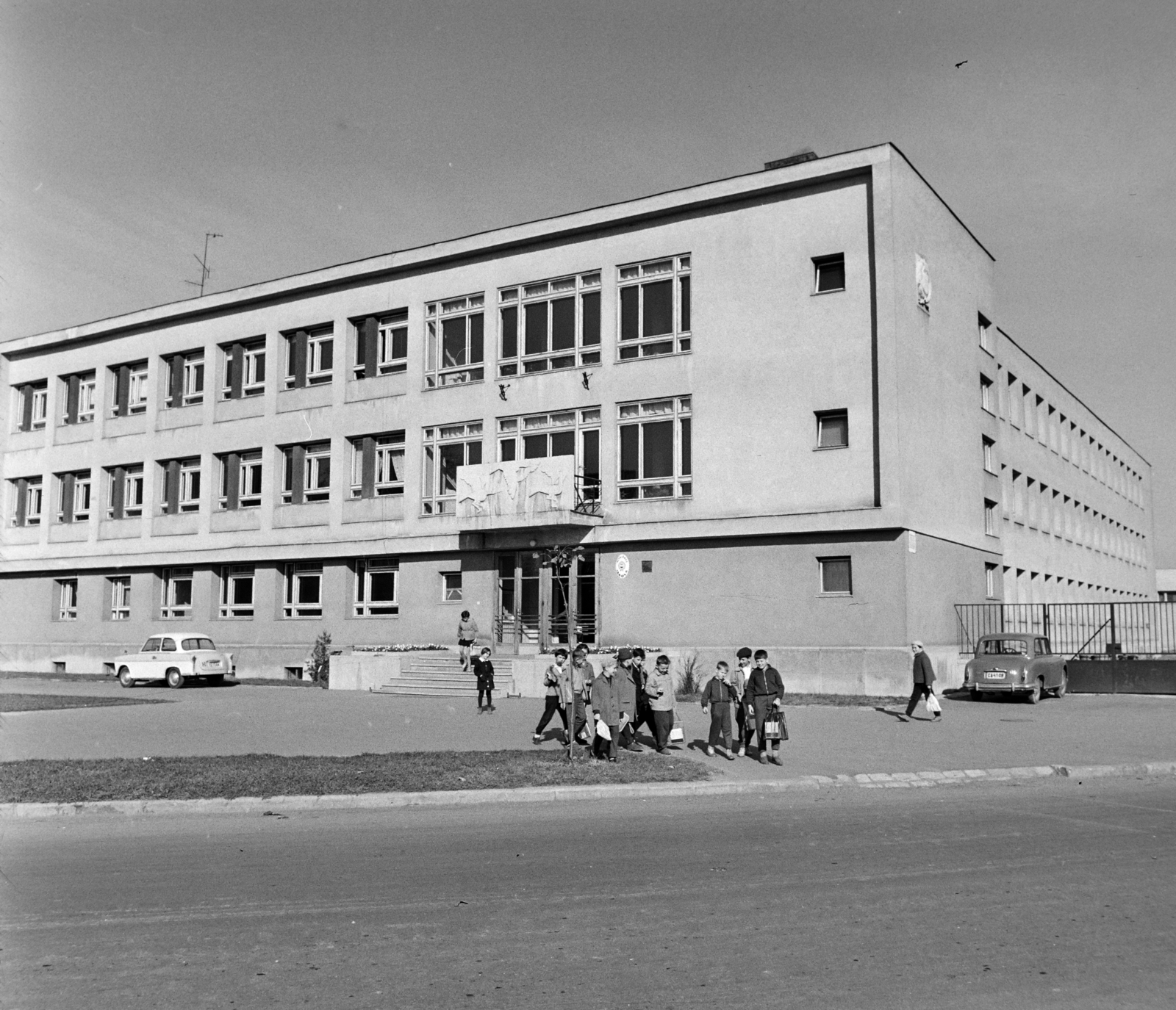 Magyarország, Szombathely, Bocskai István (Landler Jenő) körút, Fürst Sándor (később Neumann János) Általános Iskola. A bejárat felett Nagy Géza reliefje (1962)., 1965, Bojár Sándor, iskola, Trabant 600, AWZ P70 Zwickau, Fortepan #178356