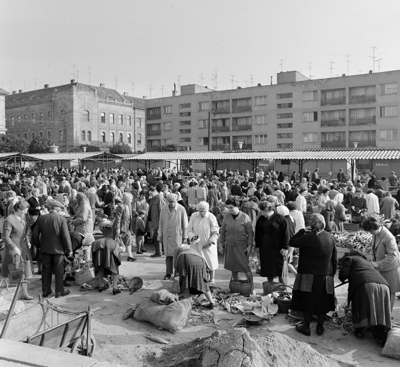 Hungary, Szombathely, piac, háttérben a Wesselényi Miklós utca, balra a Kisfaludy Sándor utca sarok., 1965, Bojár Sándor, market, Fortepan #178360