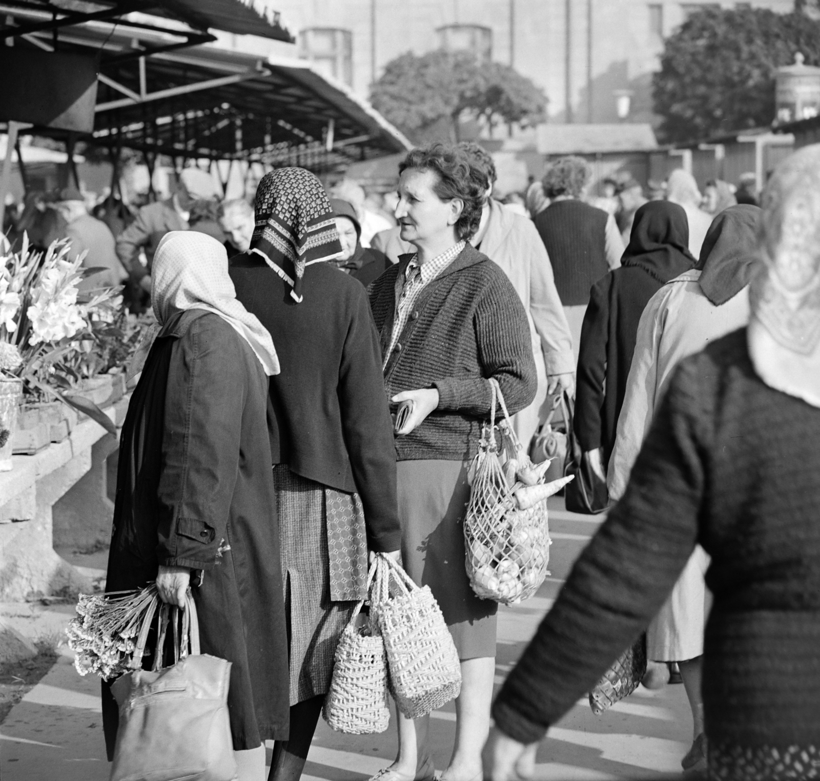 Hungary, Szombathely, piac, háttérben a Kisfaludy Sándor utca., 1965, Bojár Sándor, market, Fortepan #178361