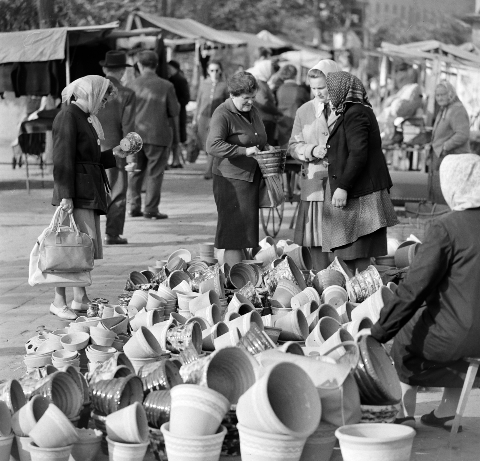 Hungary, Szombathely, piac a Wesselényi Miklós utcánál., 1965, Bojár Sándor, market, Fortepan #178376