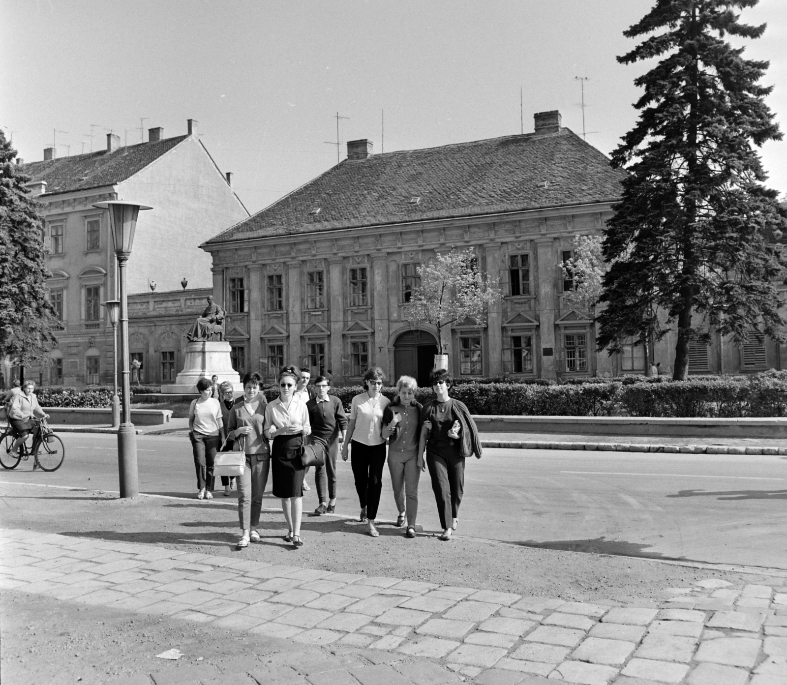 Hungary, Szombathely, Mindszenty József (Templom) tér a Szily János (Alkotmány) utca felé nézve, a háttérben szemben az Eölbey-ház (nagypréposti palota, ekkor zeneiskola)., 1965, Bojár Sándor, bicycle, Fortepan #178381