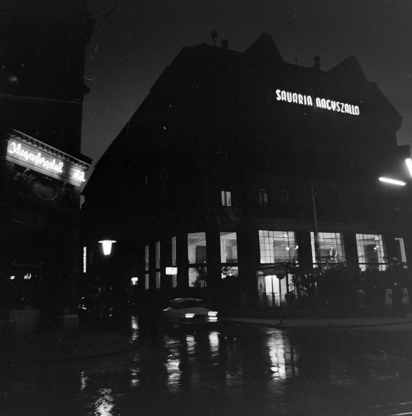 Hungary, Szombathely, Széll Kálmán (Savaria) utca - Király (Bajcsy-Zsilinszky) utca sarok, szemben a Savaria Nagyszálló., 1965, Bojár Sándor, neon sign, Fortepan #178383
