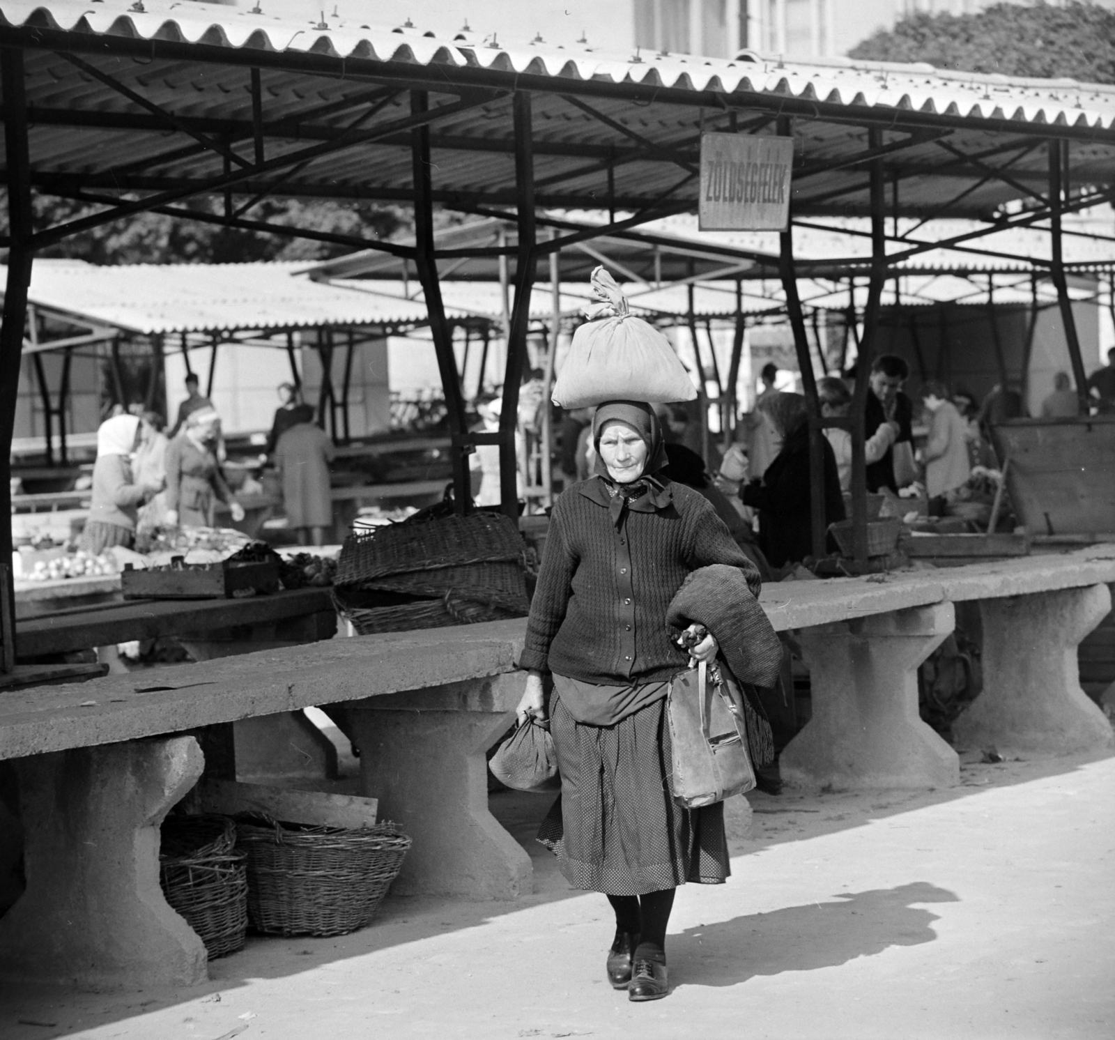 Hungary, Szombathely, piac a Wesselényi Miklós utcánál., 1965, Bojár Sándor, market, Fortepan #178386