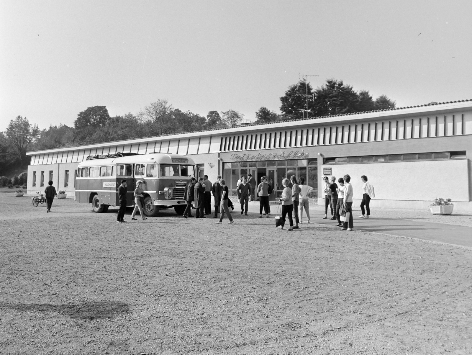 Hungary, Szombathely, Jégpince út 1., Turistaszálló., 1965, Bojár Sándor, bus, neon sign, Fortepan #178389