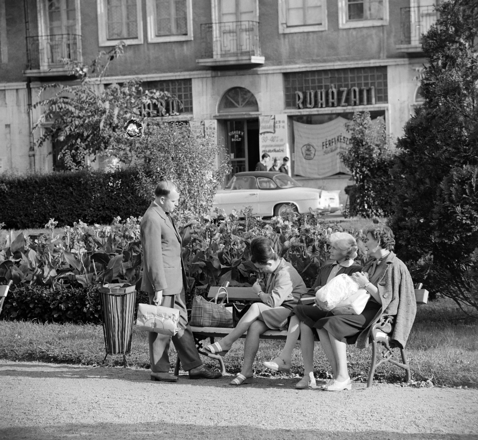 Hungary, Szombathely, Fő (Köztársaság) tér, háttérben a 44-45. számú ház., 1965, Bojár Sándor, Fortepan #178395