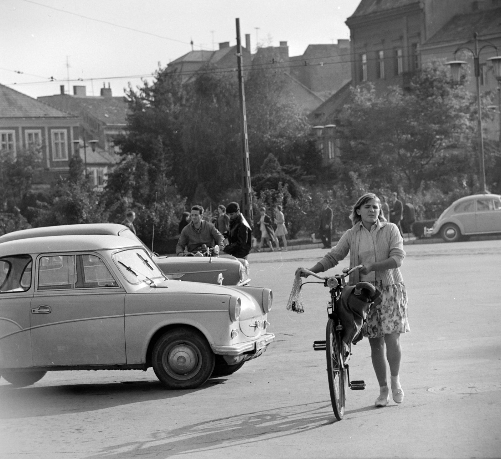 Hungary, Szombathely, Fő (Köztársaság) tér, a Király (Bajcsy-Zsilinszky) utca torkolata felől nézve., 1965, Bojár Sándor, bicycle, Trabant-brand, Fortepan #178396