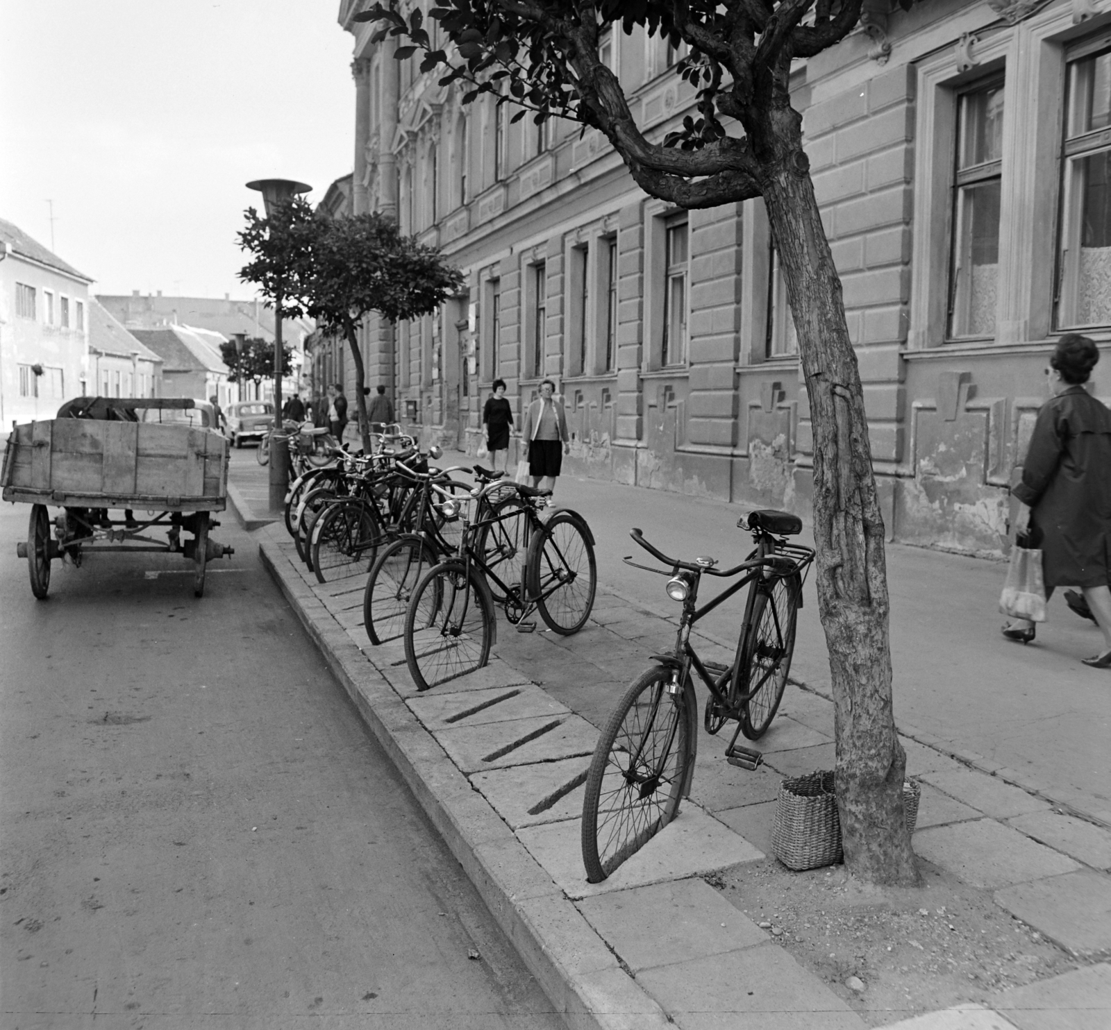 Hungary, Szombathely, a Kőszegi utca a Mártírok tere felé nézve. Jobbra a 23. számú ház., 1965, Bojár Sándor, bicycle holder, Fortepan #178397