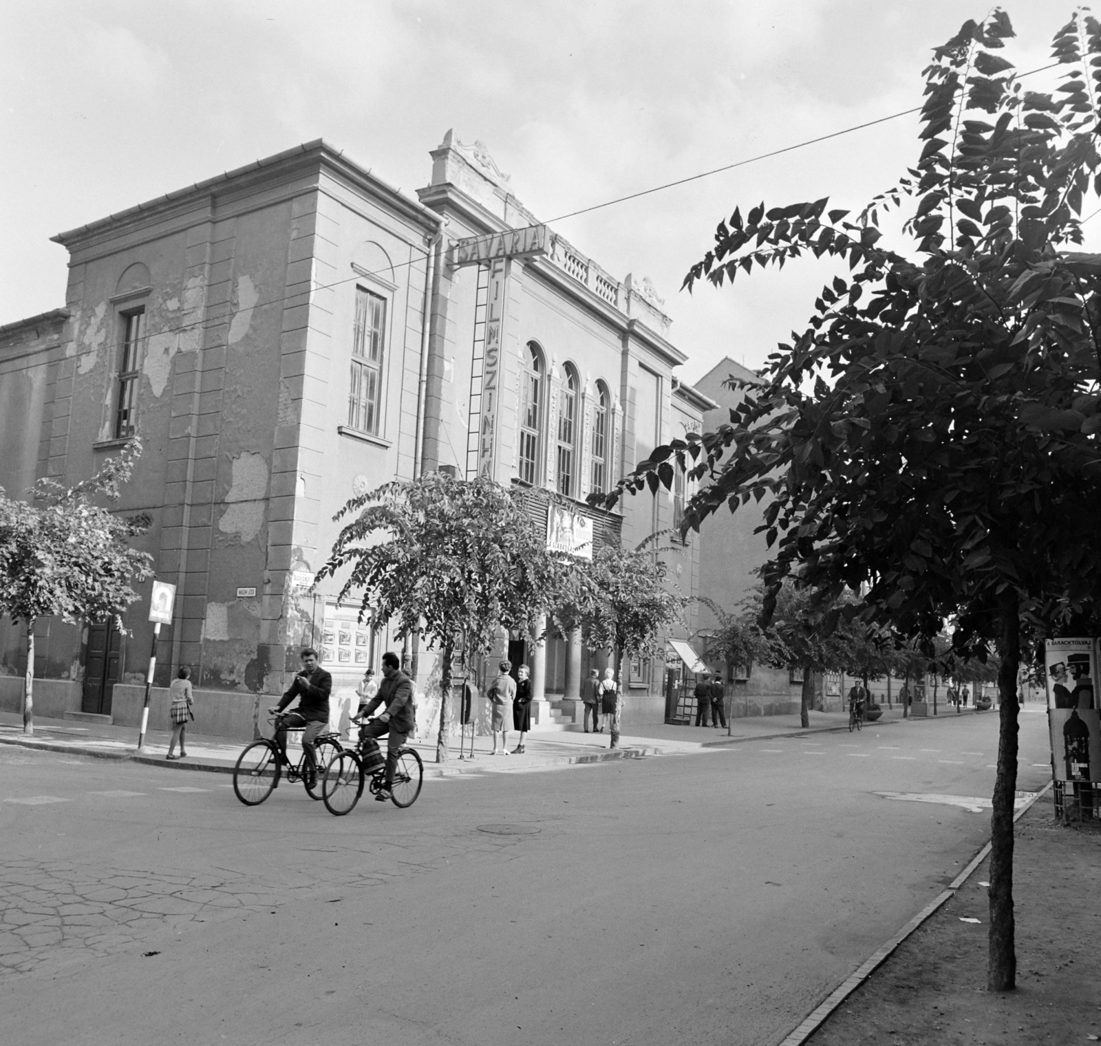 Hungary, Szombathely, Király (Bajcsy-Zsilinszky) utca, balra a Malom utca torkolata, szemben a Savaria Filmszínház., 1965, Bojár Sándor, movie theater, neon sign, crosswalk, bicycle, Fortepan #178398