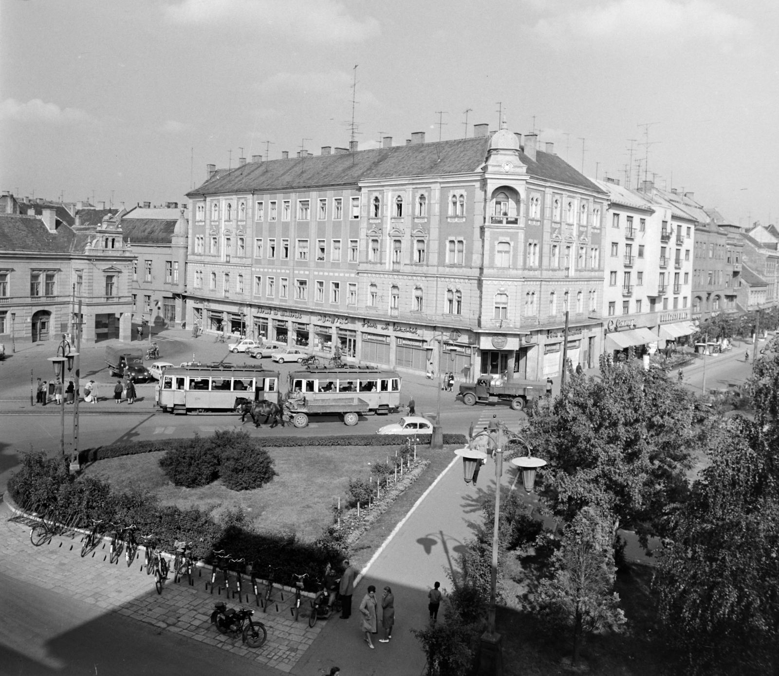 Hungary, Szombathely, Fő (Köztársaság) tér., 1965, Bojár Sándor, Horse-drawn carriage, tram, bicycle, bicycle holder, Fortepan #178400