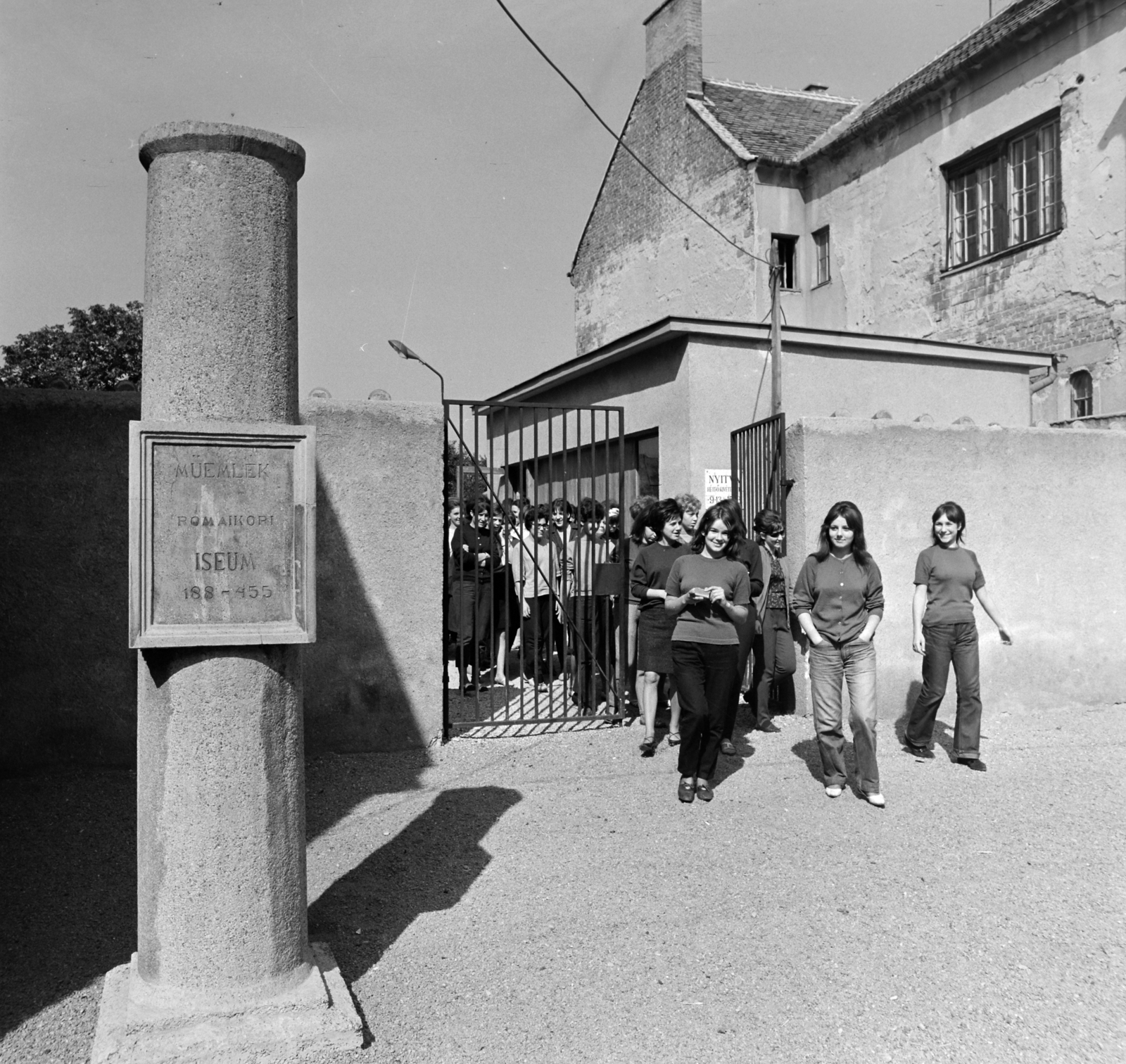 Magyarország, Szombathely, Juhász Gyula utca, az Iseum bejárata., 1965, Bojár Sándor, Fortepan #178406