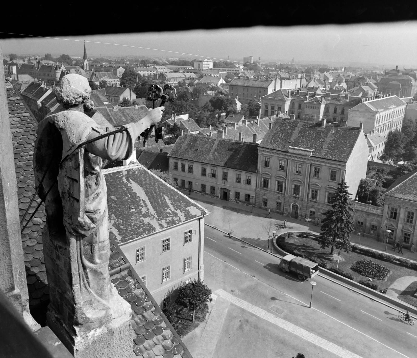 Magyarország, Szombathely, kilátás a Sarlós Boldogasszony Székesegyházból a Mindszenty József (Templom) térre és a Szily János (Alkotmány) utca házsorára., 1965, Bojár Sándor, szobor, kerékpár, Fortepan #178410