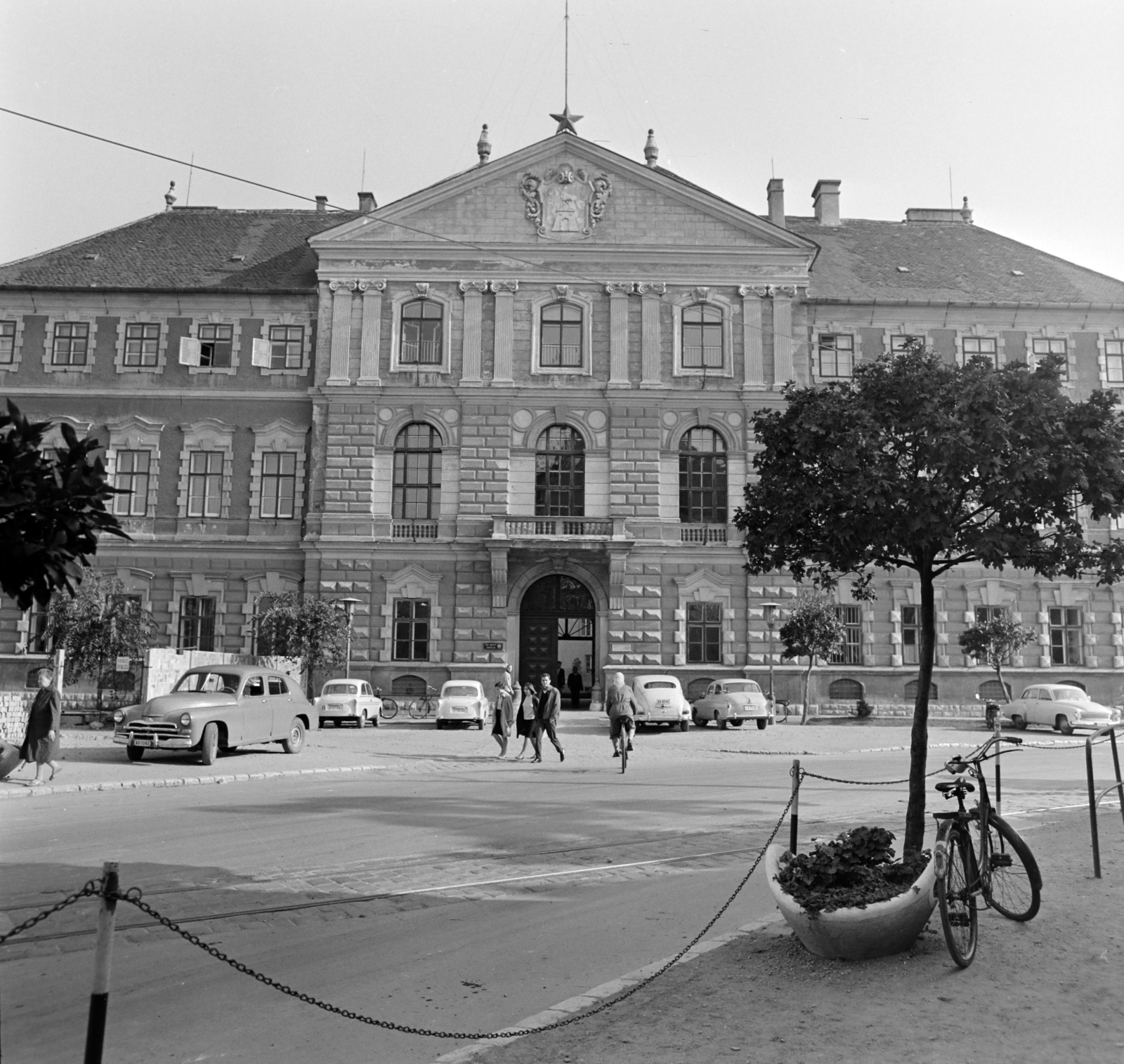 Hungary, Szombathely, Berzsenyi Dániel tér, Megyeháza., 1965, Bojár Sándor, bicycle, Fortepan #178414