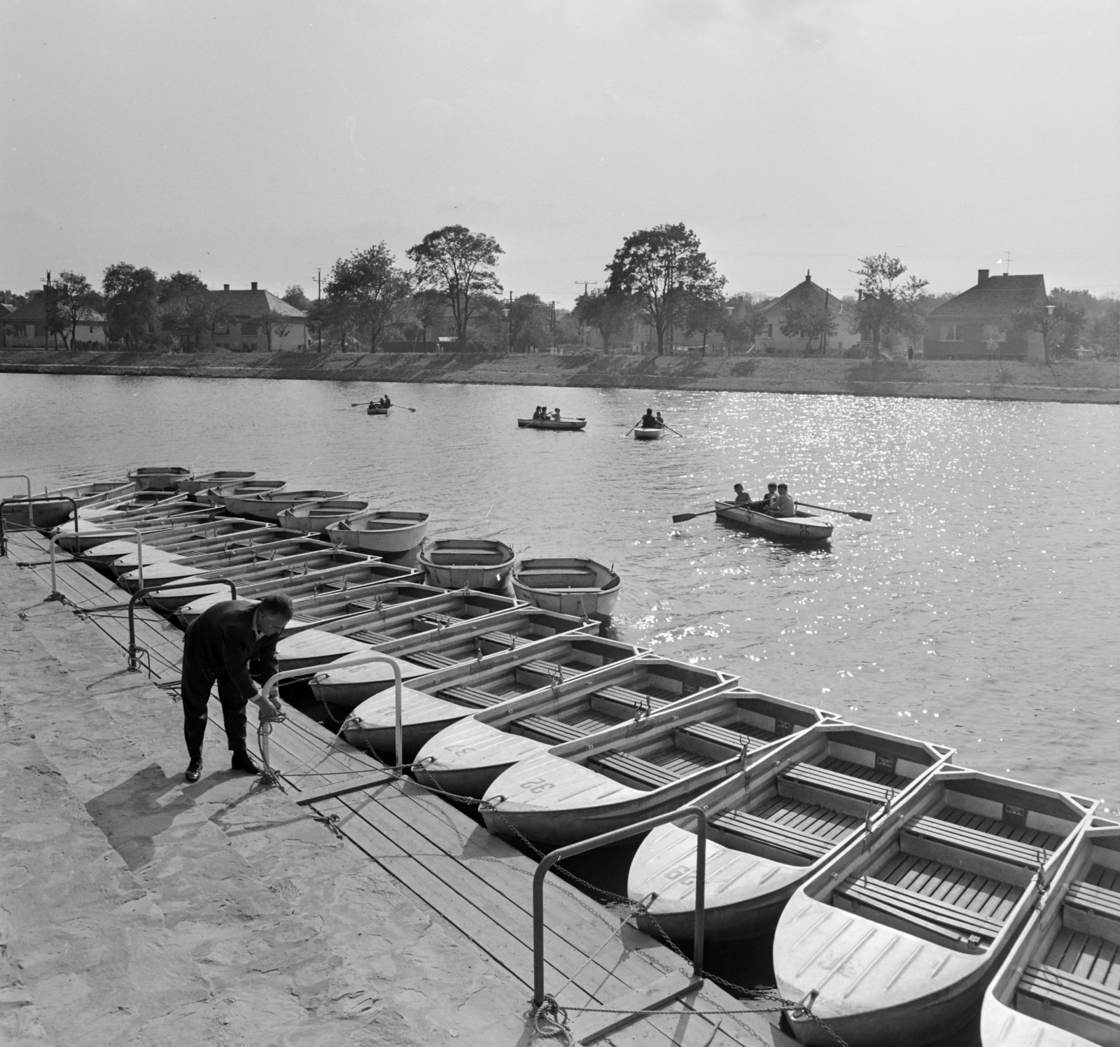 Hungary, Szombathely, a csónakázótó a Kenderesi utca felől., 1965, Bojár Sándor, boat, Fortepan #178415