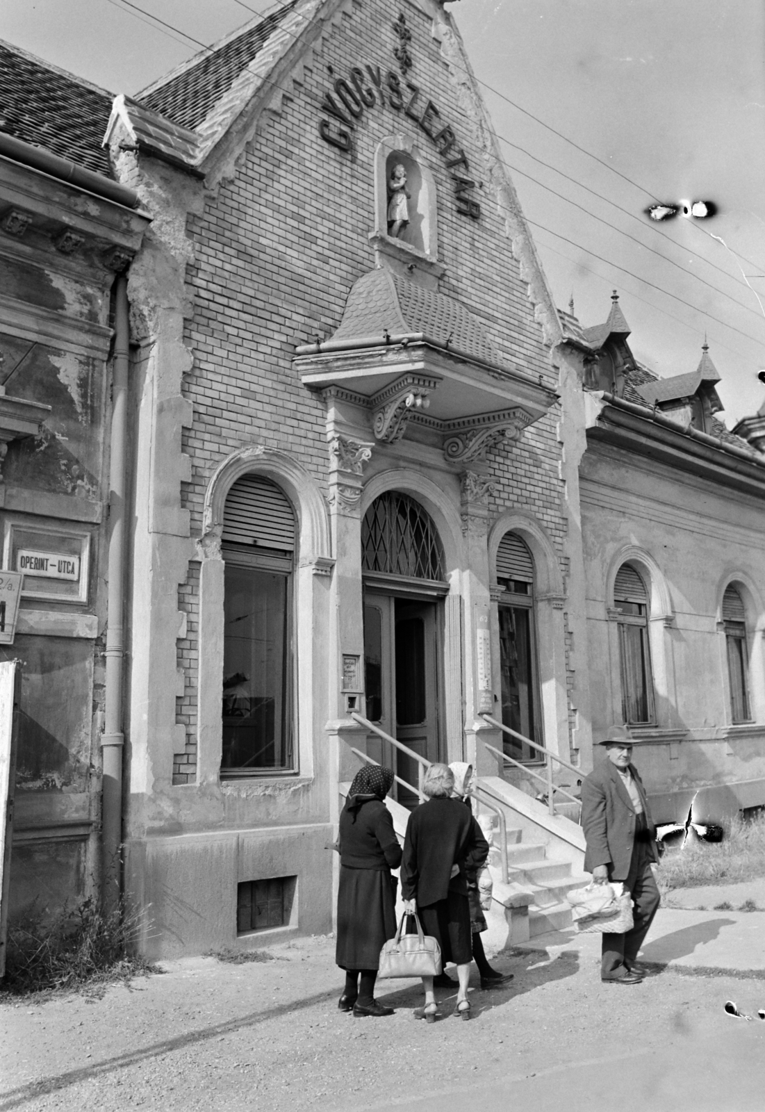 Hungary, Szombathely, Óperint utca 2., Gyógyszertár., 1965, Bojár Sándor, pharmacy, statue, Fortepan #178416