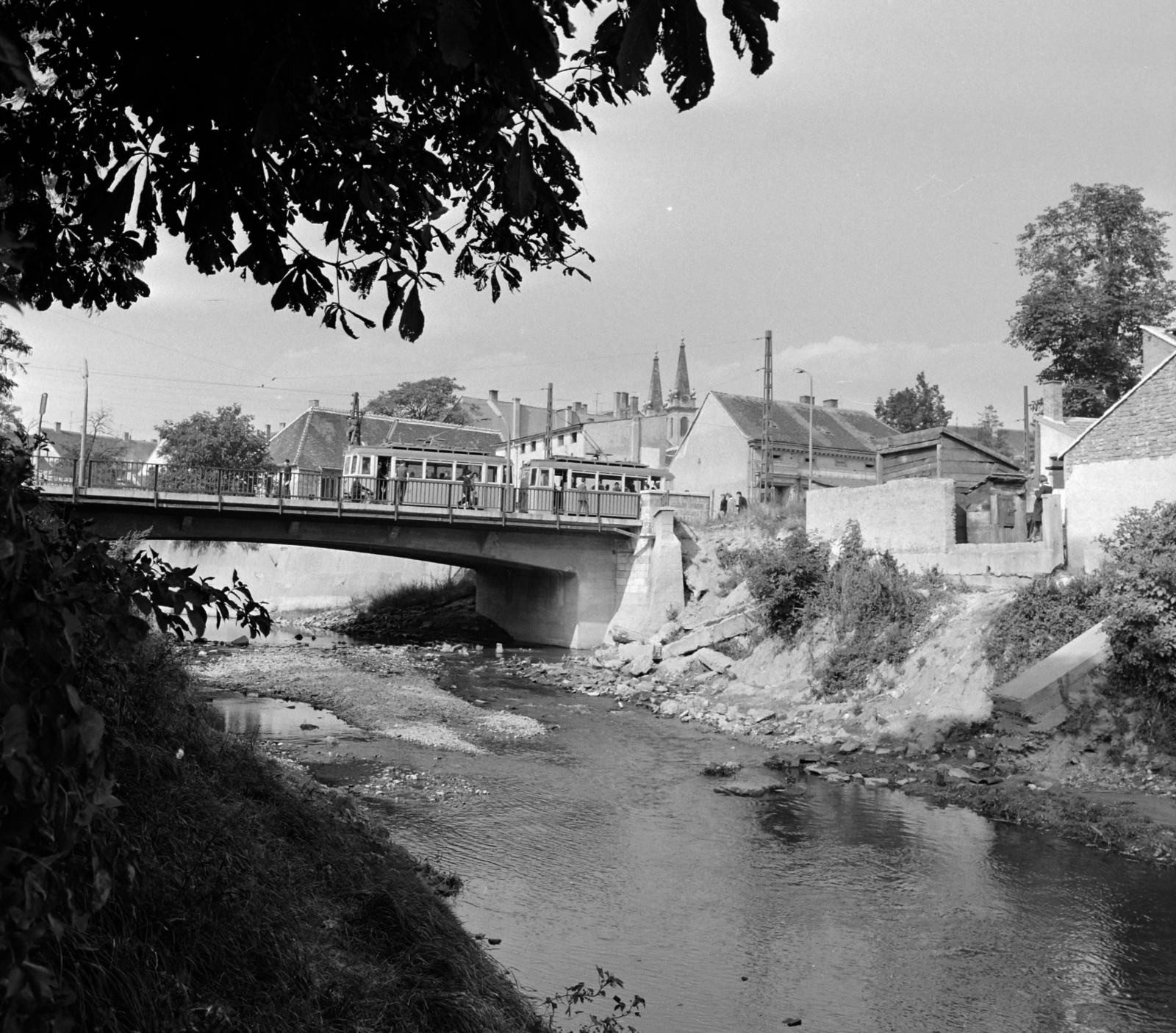 Magyarország, Szombathely, híd a Perint patak felett az Óperint utcánál., 1965, Bojár Sándor, híd, villamos, Fortepan #178417