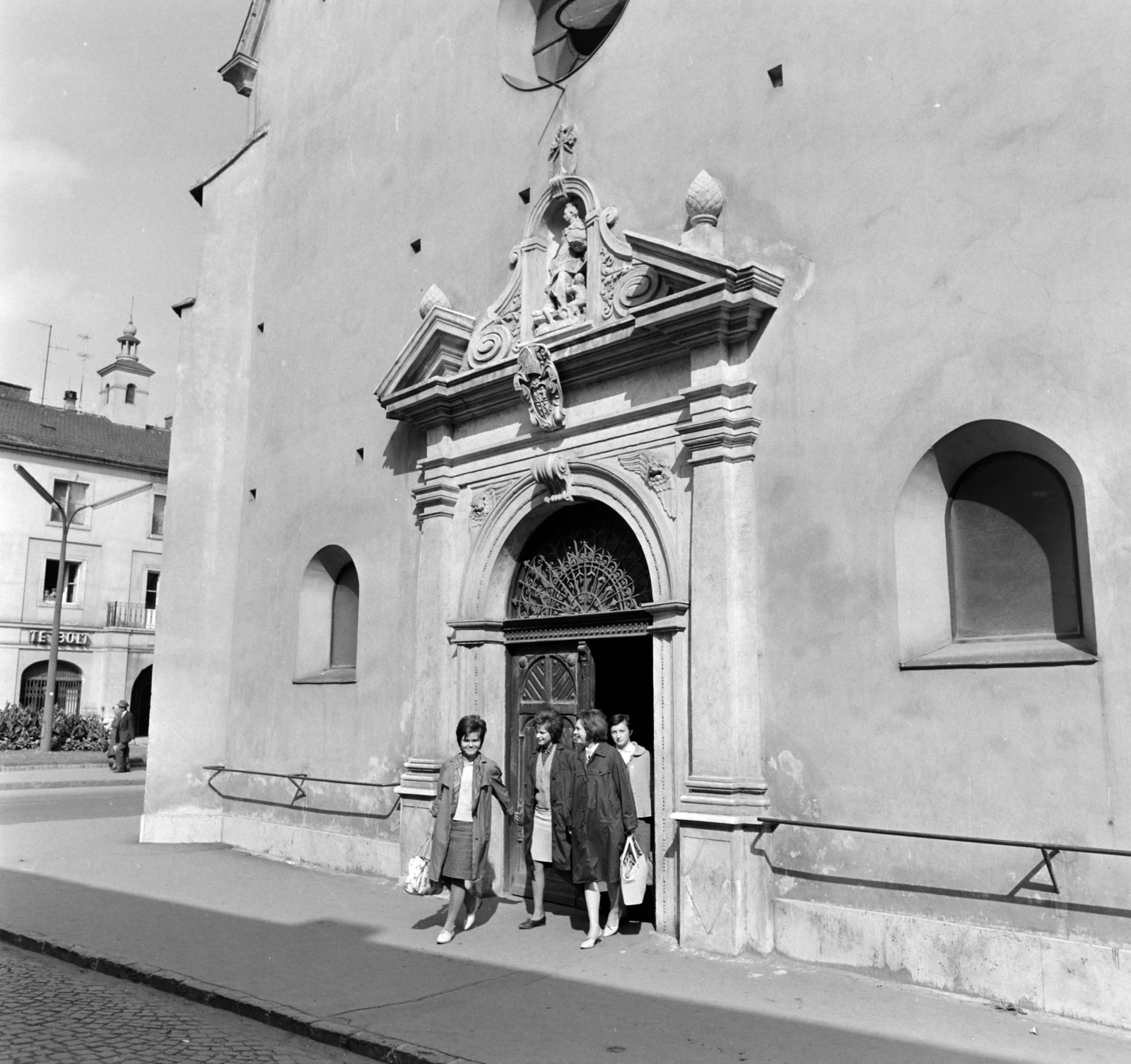 Hungary, Szombathely, Szent Erzsébet Ferences Plébánia, balra a Savaria tér., 1965, Bojár Sándor, church, Fortepan #178418