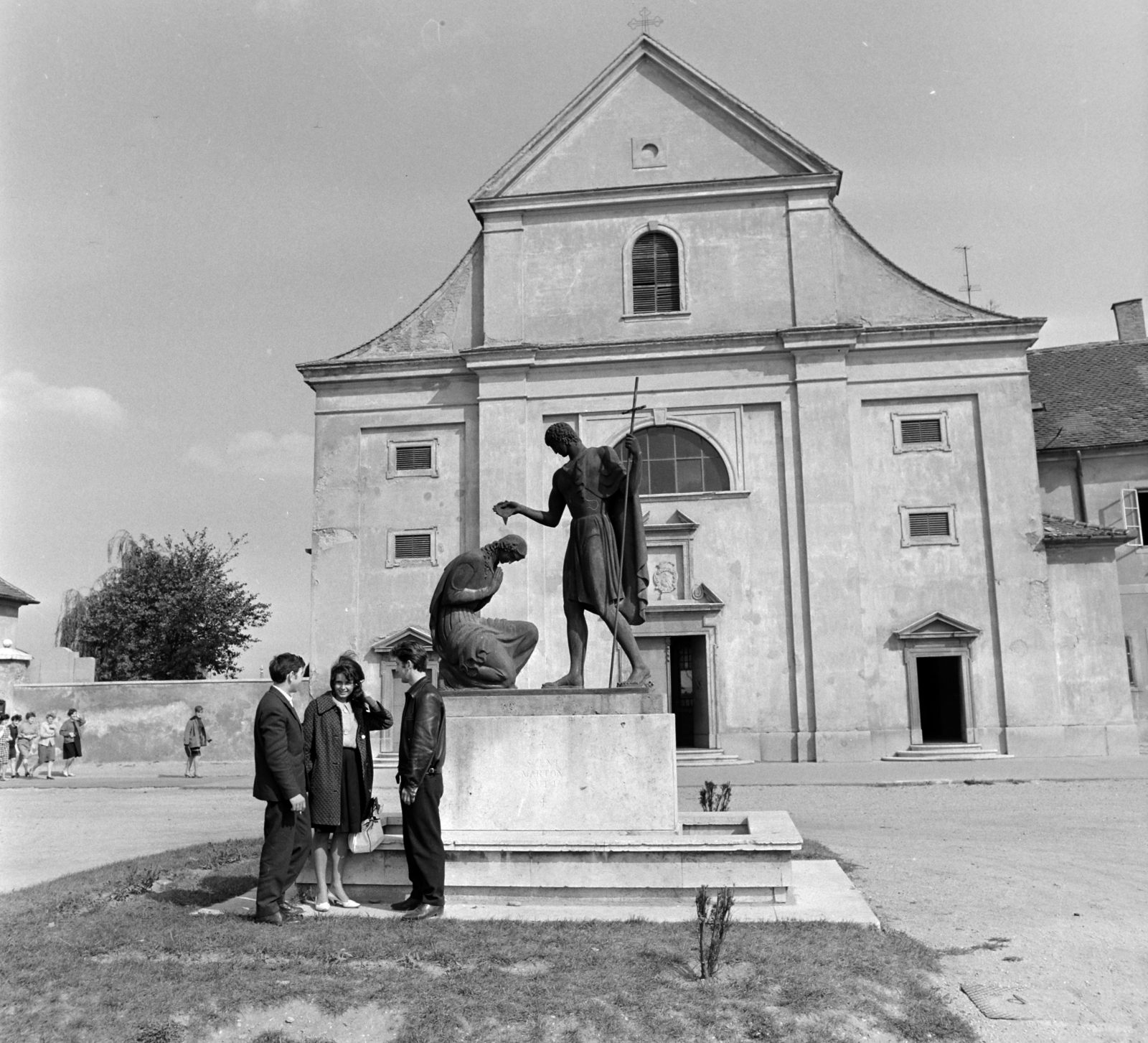 Hungary, Szombathely, Szent Márton tér, háttérben a Szent Márton-templom, előtérben a Szent Márton megkereszteli édesanyját című szobor (Rumi Rajki István, 1938.)., 1965, Bojár Sándor, church, sculpture, Fortepan #178420