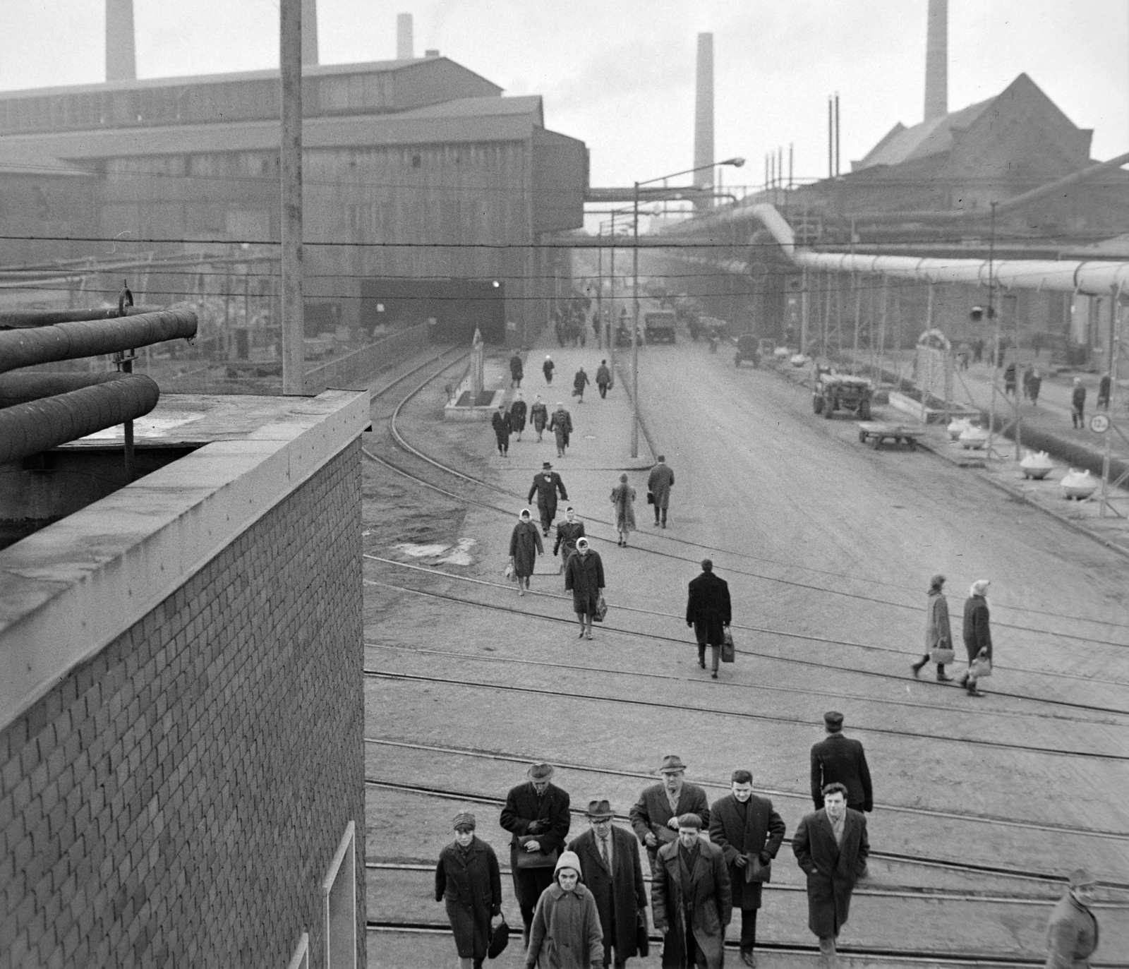 Hungary, Budapest XXI., Csepel Vas- és Fémművek, a Színesfém utca a főkaputól nézve., 1966, Bojár Sándor, Budapest, Fortepan #178424