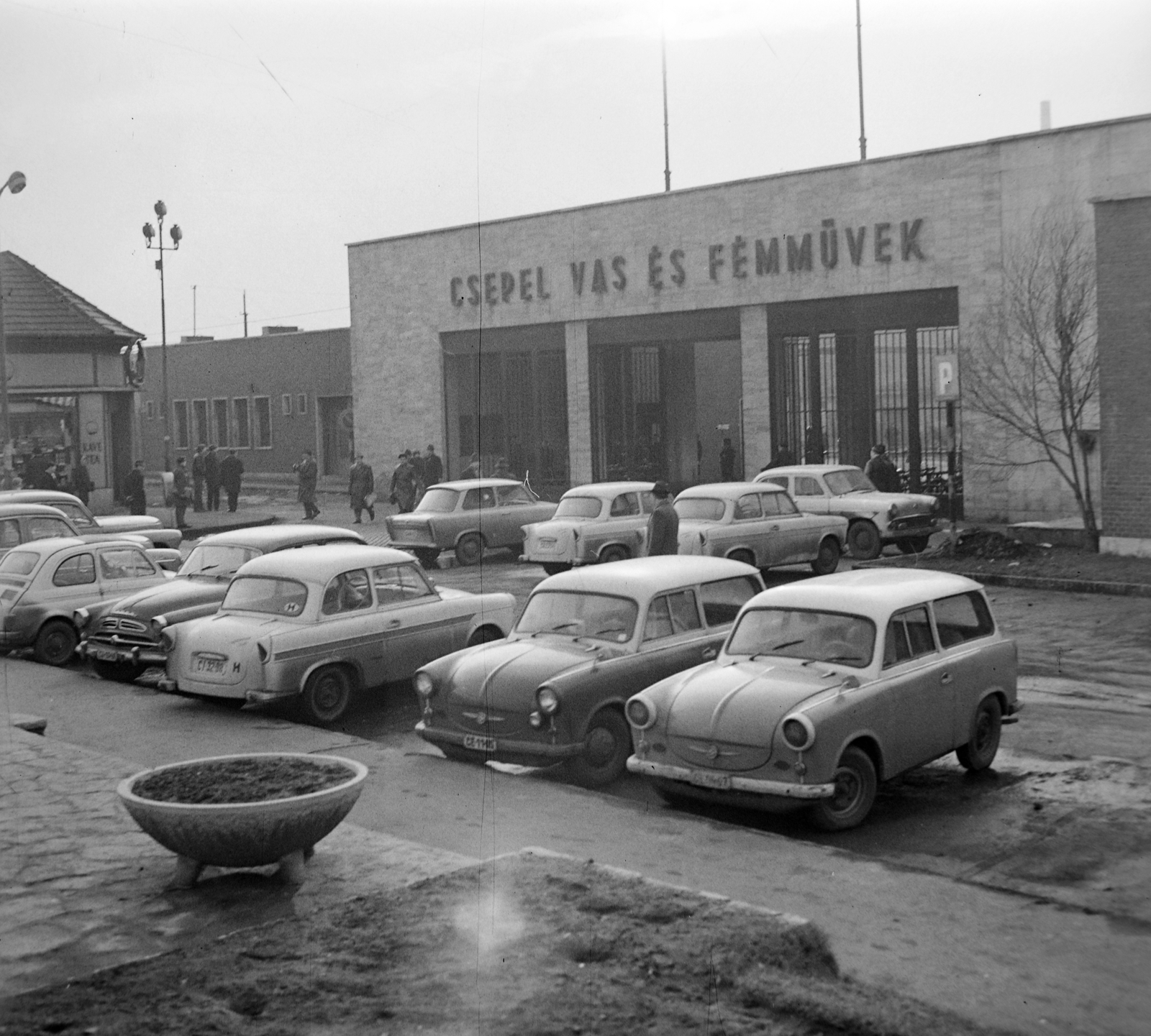 Magyarország, Budapest XXI., a Csepel Vas- és Fémművek főkapuja., 1966, Bojár Sándor, Trabant-márka, Budapest, Fortepan #178425