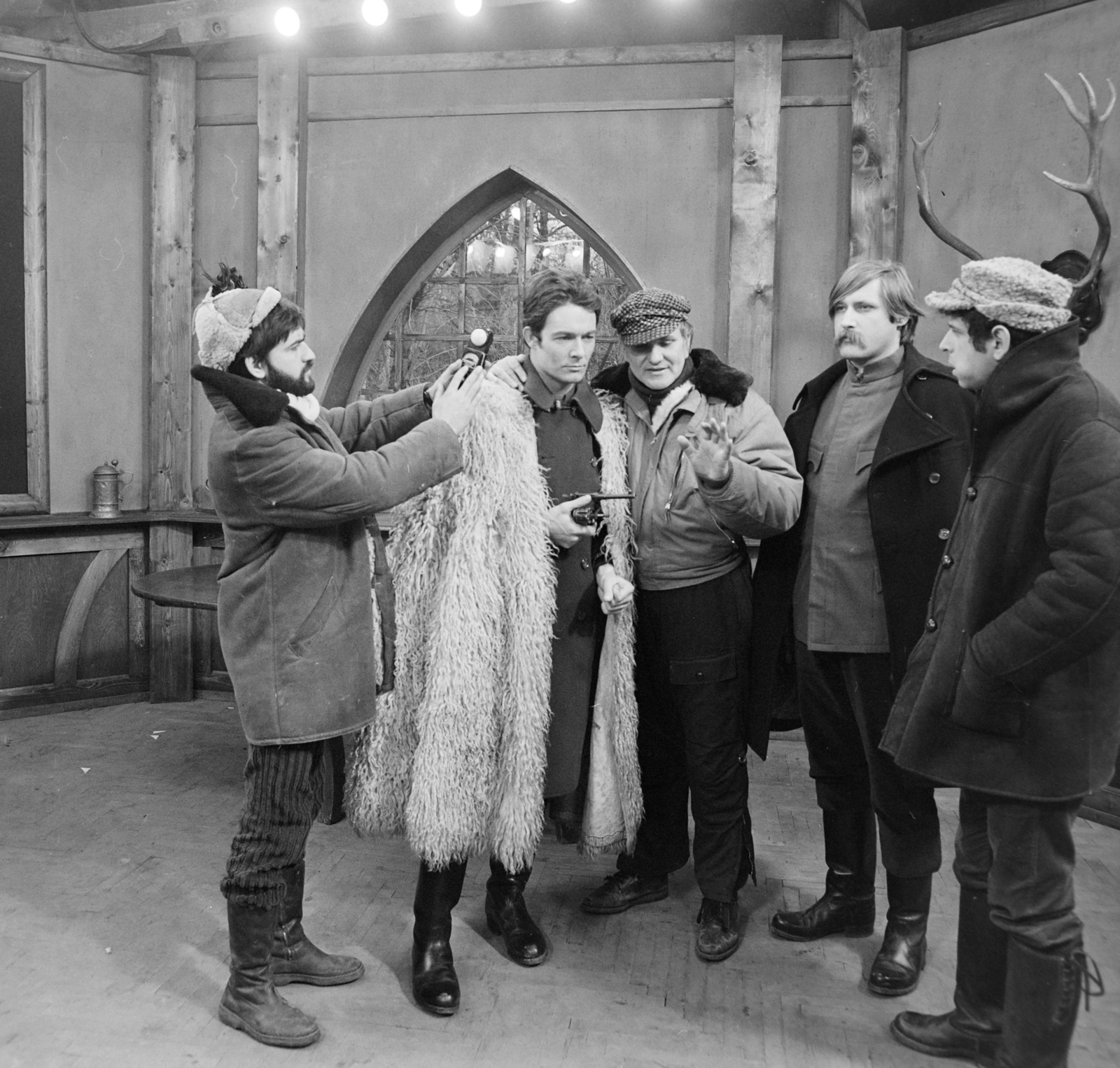 Magyarország, Lakitelek, Tőserdő, vadászkastély. Kende János operatör, Jacques Charrier francia színművész, Jancsó Miklós rendező, ?, Szabó László rendező asszisztens. A felvétel a Sirokkó című magyar-francia koprodukciós film forgatásán készült., 1969, Bojár Sándor, filmforgatás, Fortepan #178439