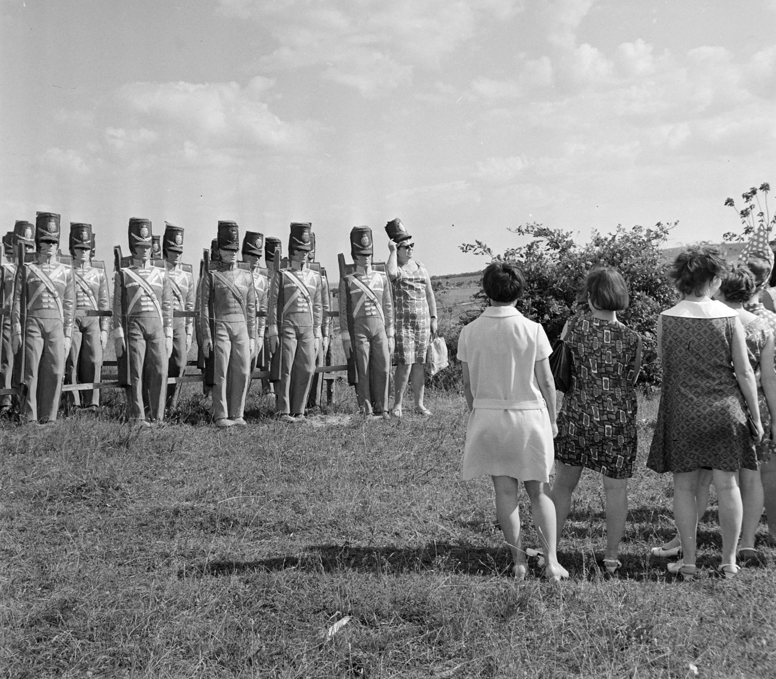 Ukrajna, Szerednye, Szergej Bondarcsuk szovjet filmrendező Waterloo című filmjének forgatási helyszíne., 1969, Bojár Sándor, filmforgatás, bábu, brit katona, jelmez, bámészkodás, replika, Fortepan #178449