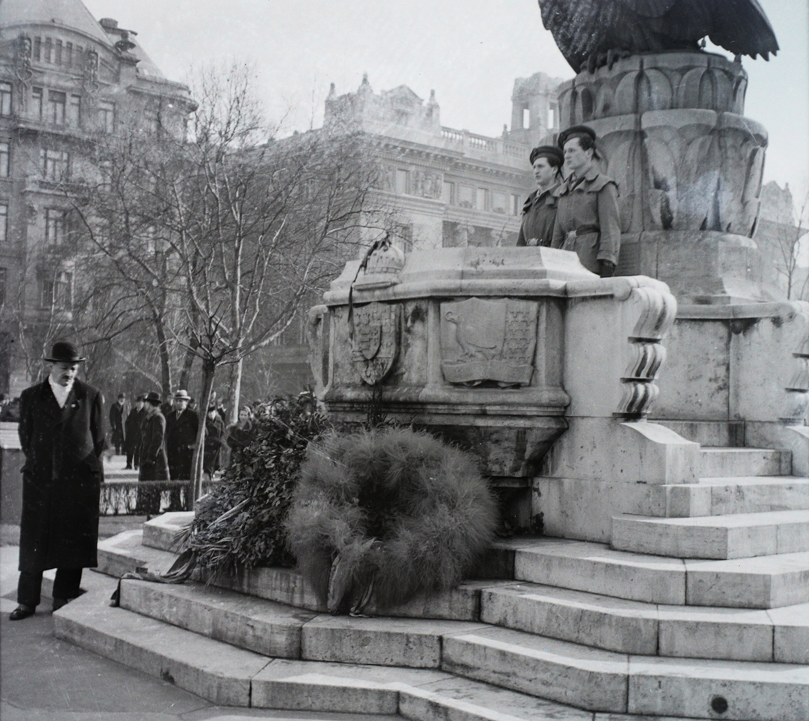 Hungary, Budapest V., Szabadság tér, Ereklyés Országzászló talapzata., 1939, Kotnyek Antal, monument, wreath, pedestal, guard, Budapest, Fortepan #17845