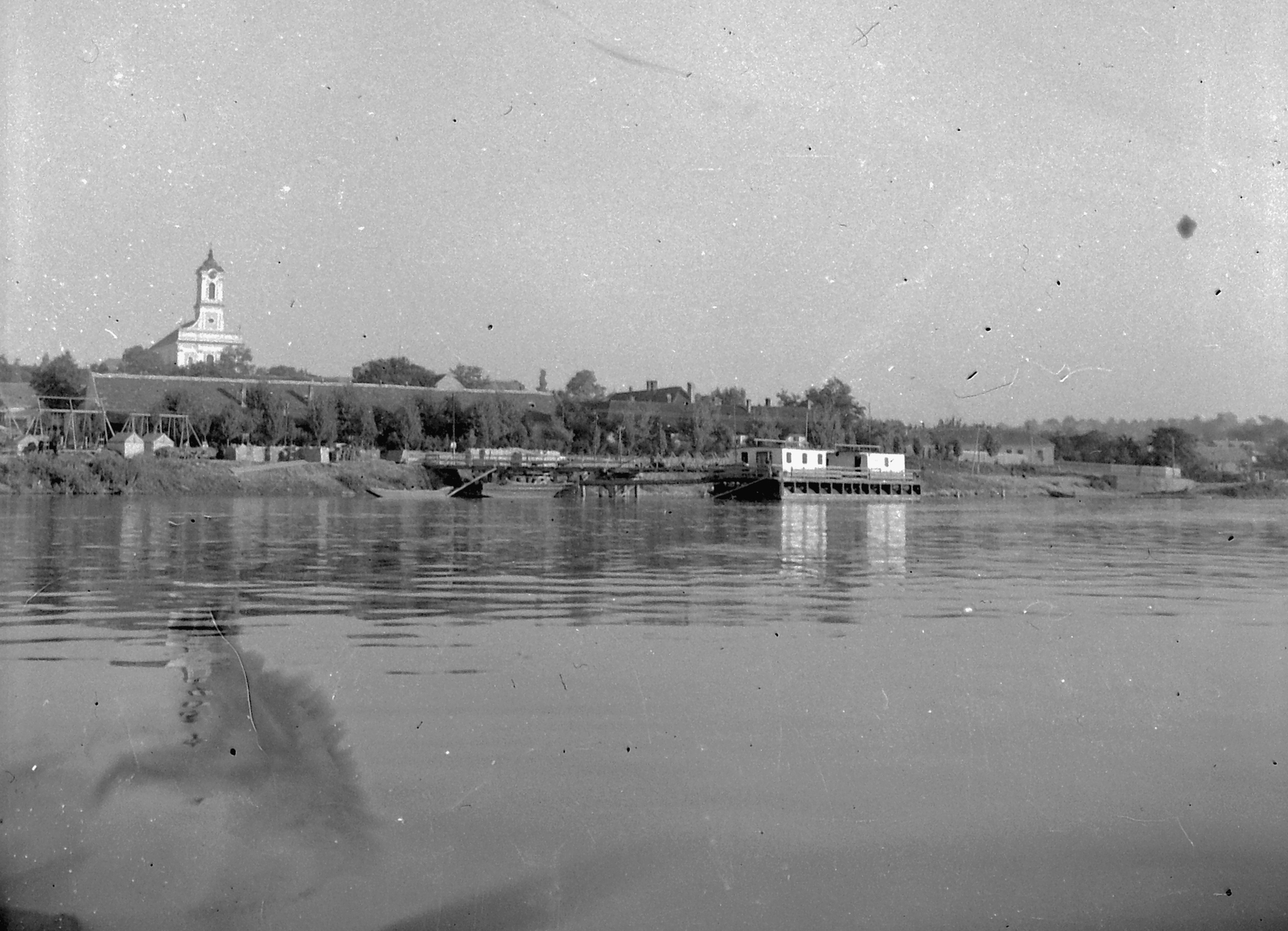 Magyarország, Ercsi, hajóállomás, háttérben a Nagyboldogasszony-templom., 1939, Kotnyek Antal, templom, barokk-stílus, katolikus, Duna, hajóállomás, Duna-part, Fortepan #17846