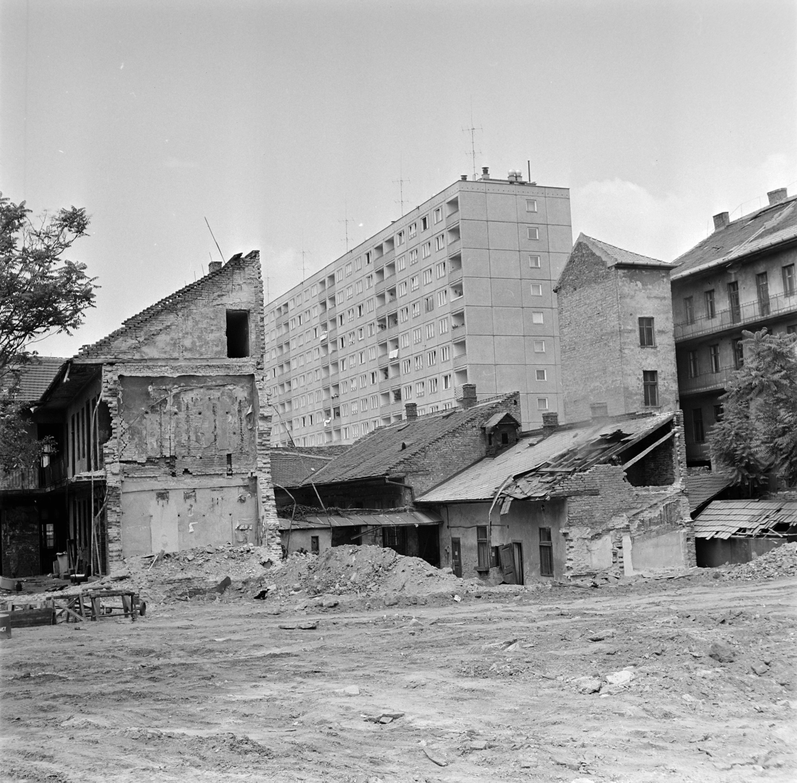 Hungary, Óbuda, Budapest III., a Kiskorona (Magyar Lajos) utca felől a Pacsirtamező (Korvin Ottó) utca felé nézve, háttérben a Szőlő köz 2-12., 1973, Bojár Sándor, Budapest, Fortepan #178465