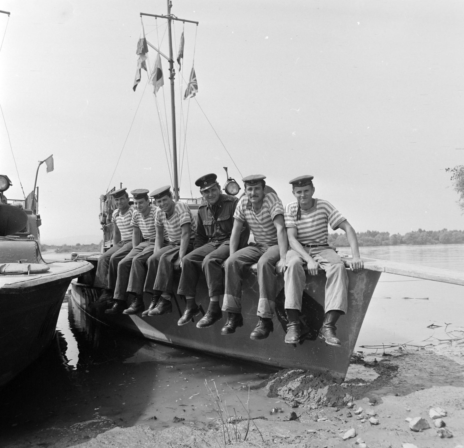 Hungary, Budapest IV., Flottilla-öböl, a Honvéd Folyami Flottilla hajója, a hajó legénysége kormánykitüntetést kapott az árívzvédelmi szolgálatban végzett munkáért., 1965, Bojár Sándor, Budapest, photo aspect ratio: square, odd one out, tableau, ship, sailor, uniform, Fortepan #178473