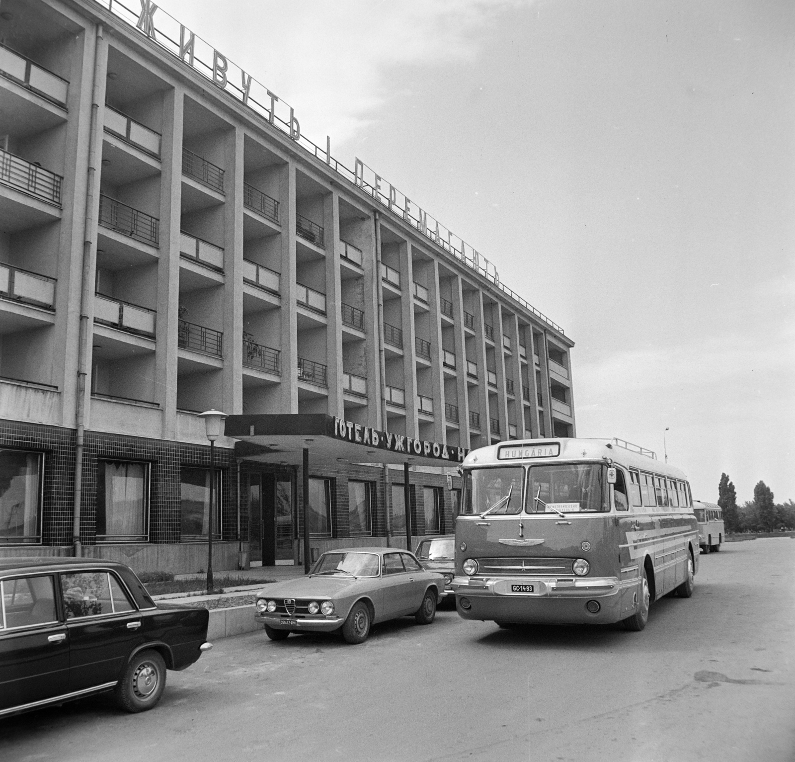 Ukrajna, Ungvár, Bohdan Hmelnickij tér, a Hotel Uzsgorod előtt a MÁVAUT Nyíregyháza - Ungvár között közlekedő autóbusza., 1969, Bojár Sándor, Fortepan #178488