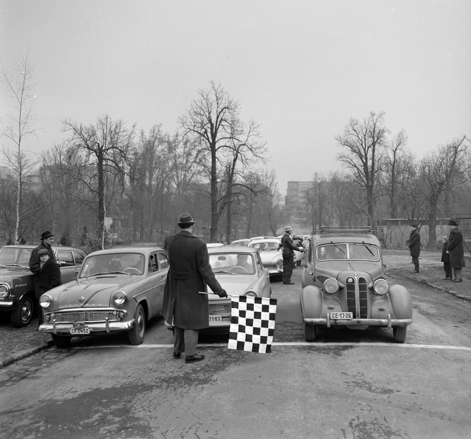 Hungary, Városmajor, Budapest XII., Szamos utca, háttérben a Szilágyi Erzsébet fasor házsora. Az autós nyomkeresés, "rókavadászat" résztvevői a rajtnál., 1965, Bojár Sándor, car race, Budapest, Fortepan #178497