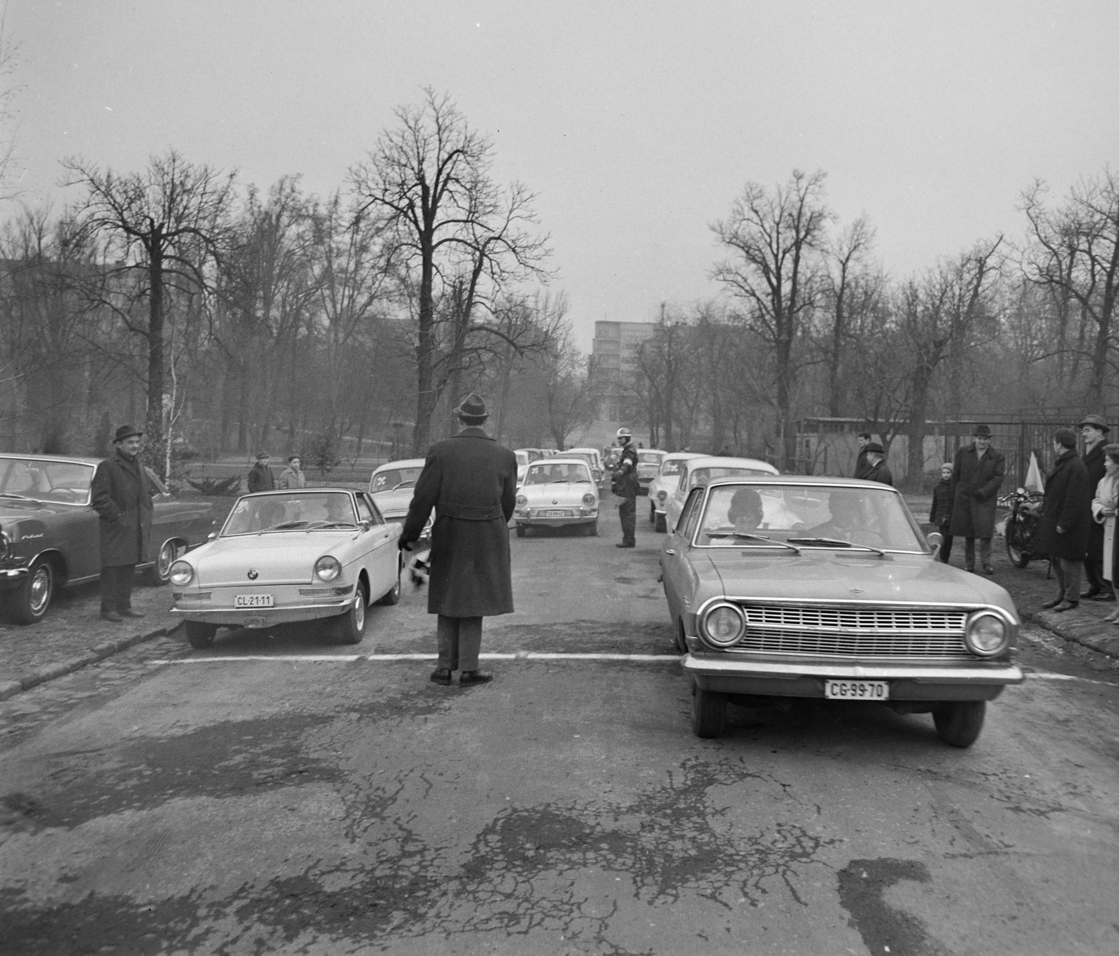 Hungary, Városmajor, Budapest XII., Szamos utca, háttérben a Szilágyi Erzsébet fasor házsora. Az autós nyomkeresés, "rókavadászat" résztvevői a rajtnál., 1965, Bojár Sándor, BMW-brand, Budapest, Fortepan #178499